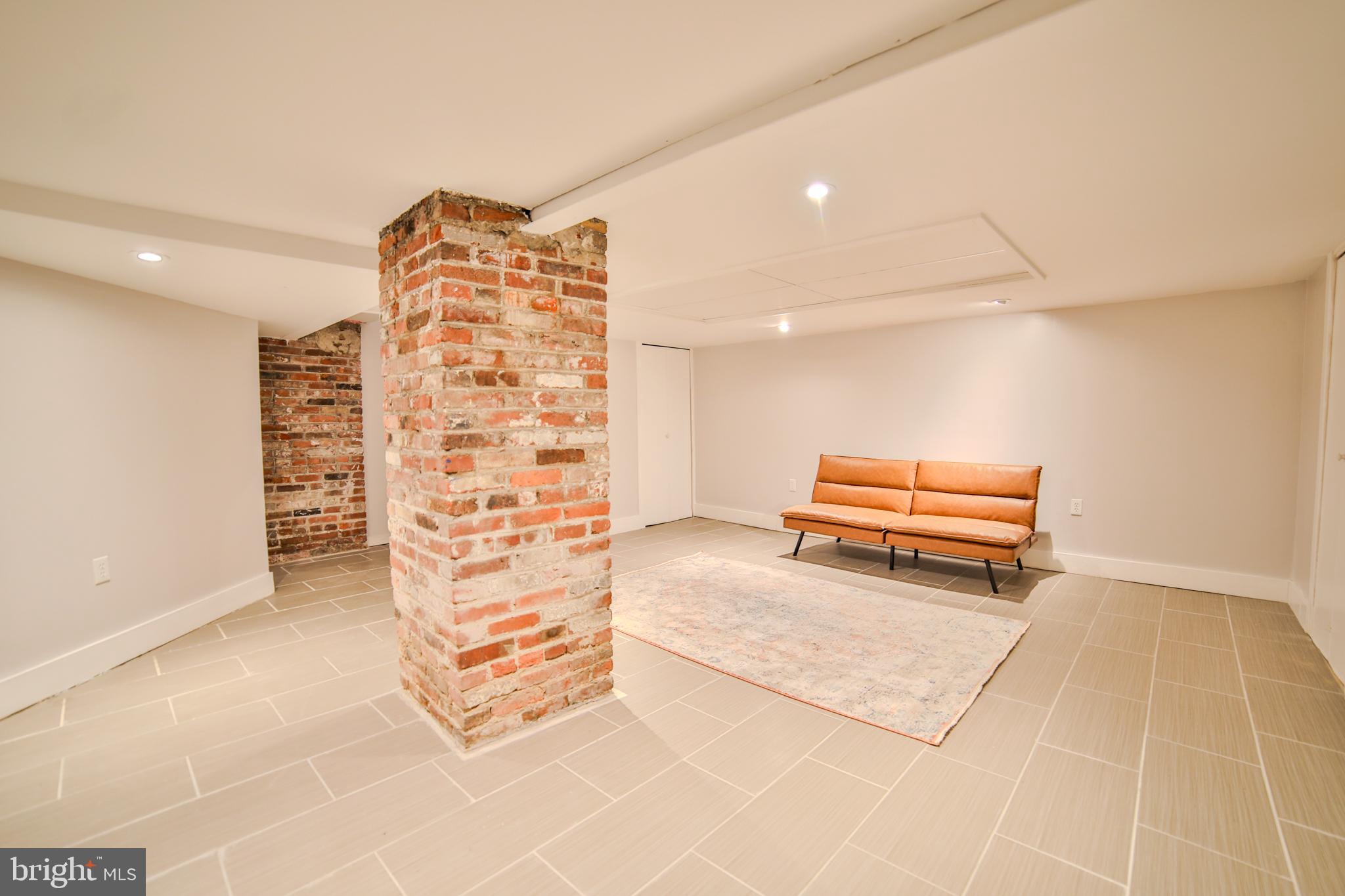 1035-37 Bainbridge St #B