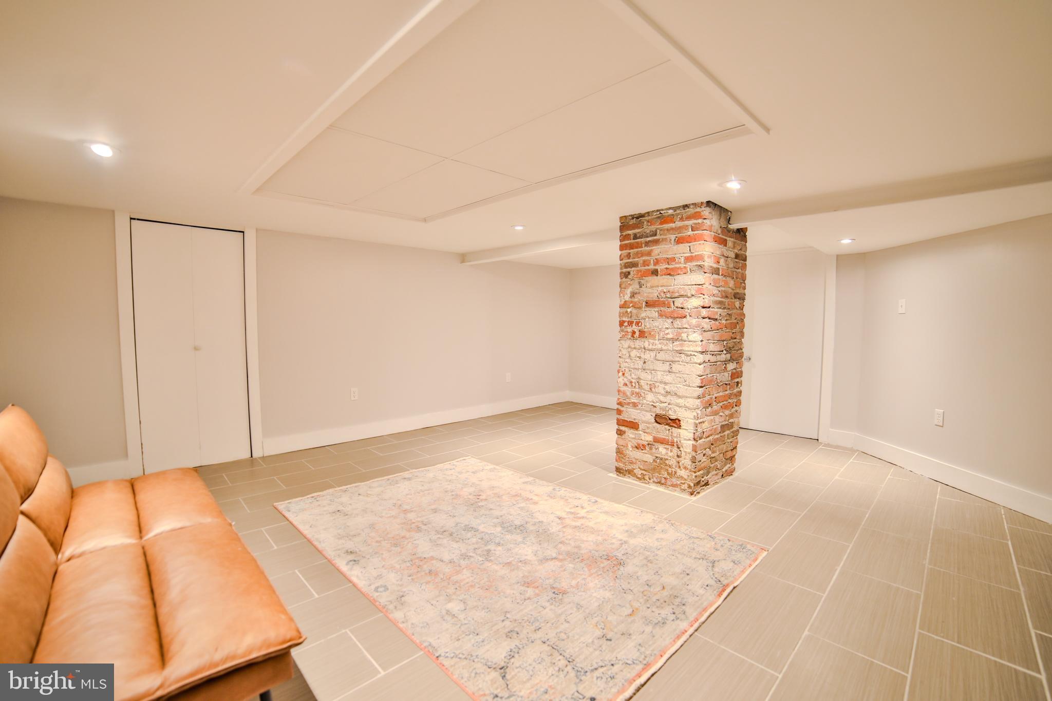 1035-37 Bainbridge St #B