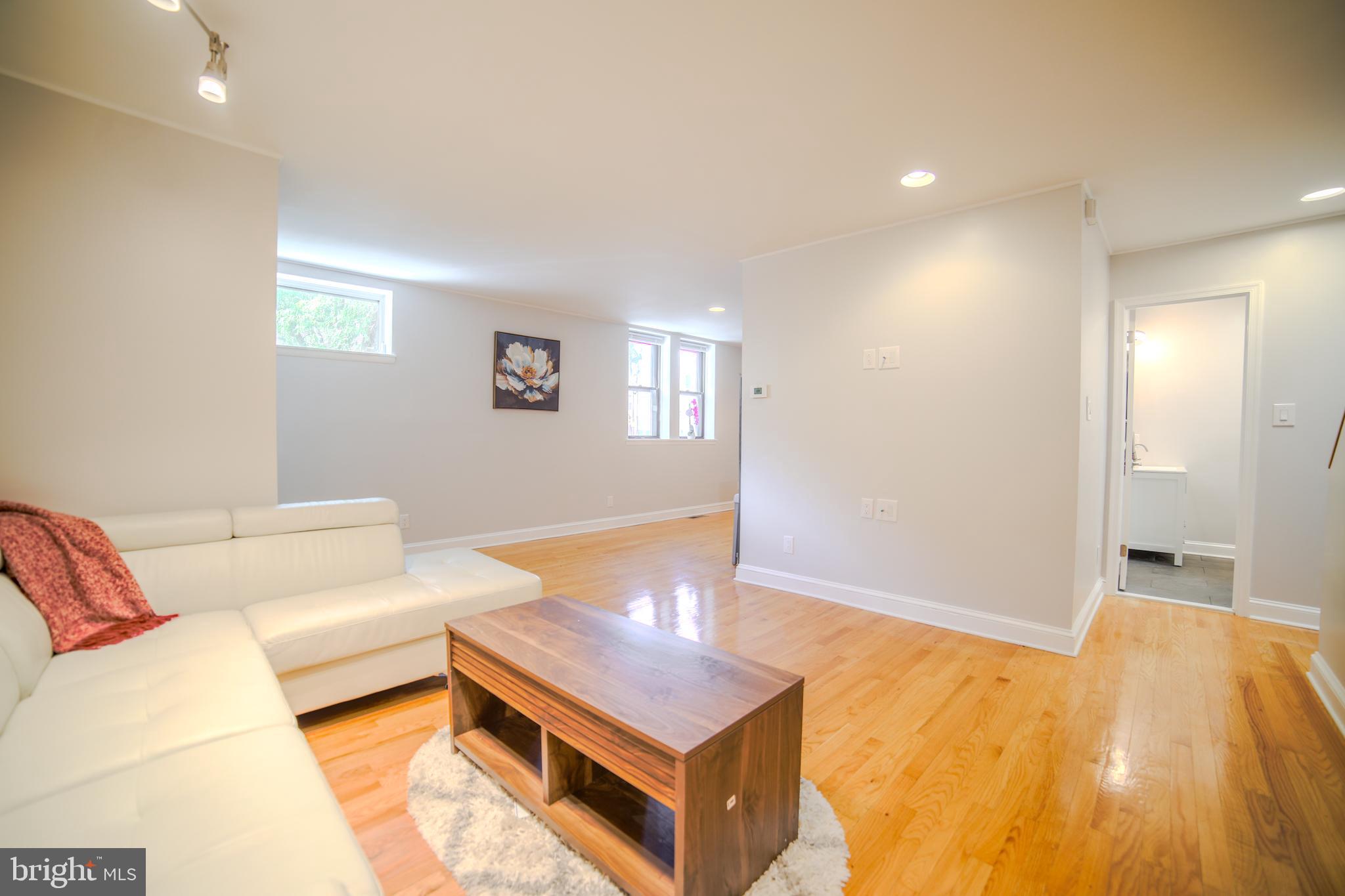 1035-37 Bainbridge St #B