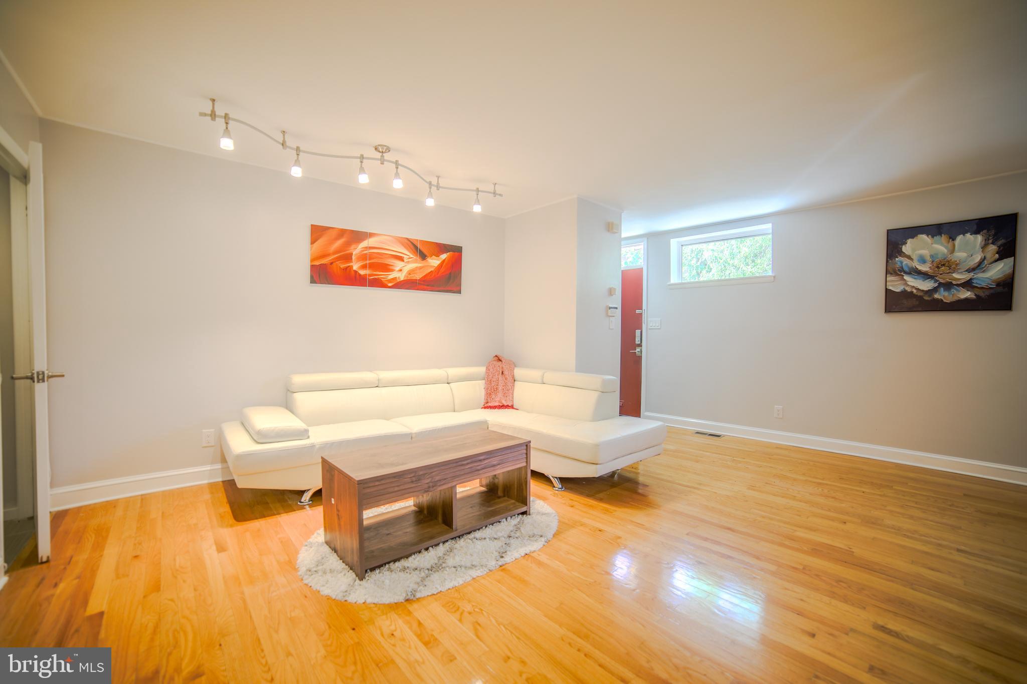 1035-37 Bainbridge St #B