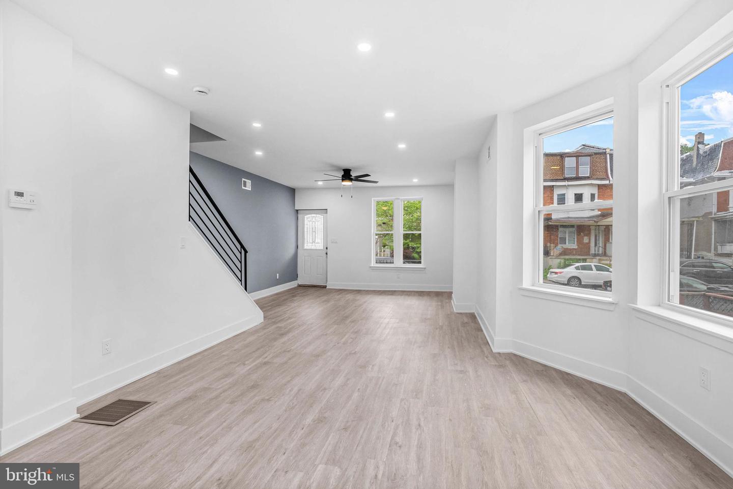10 W Pomona St
