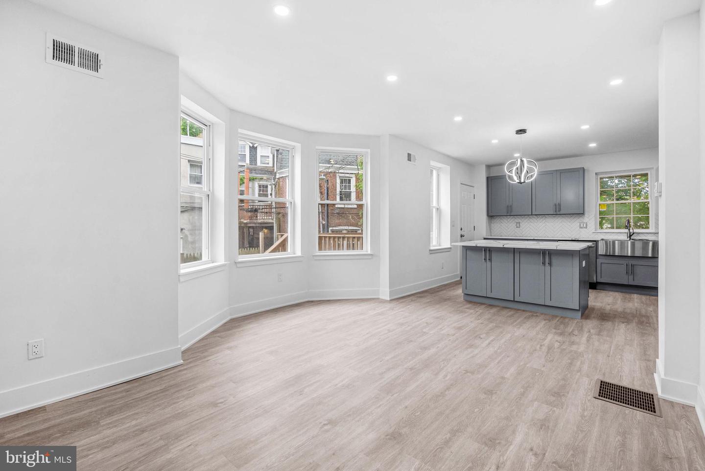 10 W Pomona St
