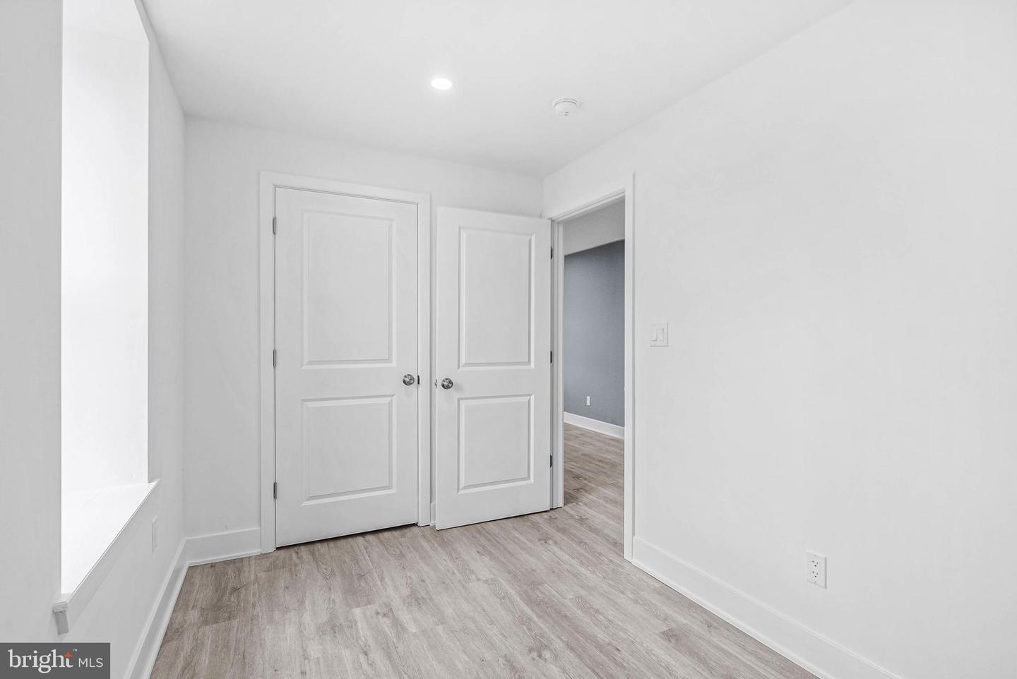 10 W Pomona St