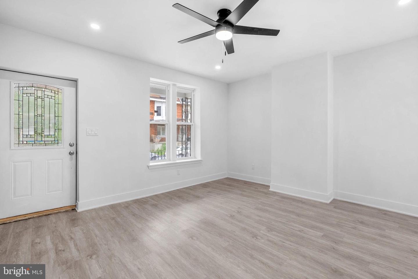 10 W Pomona St