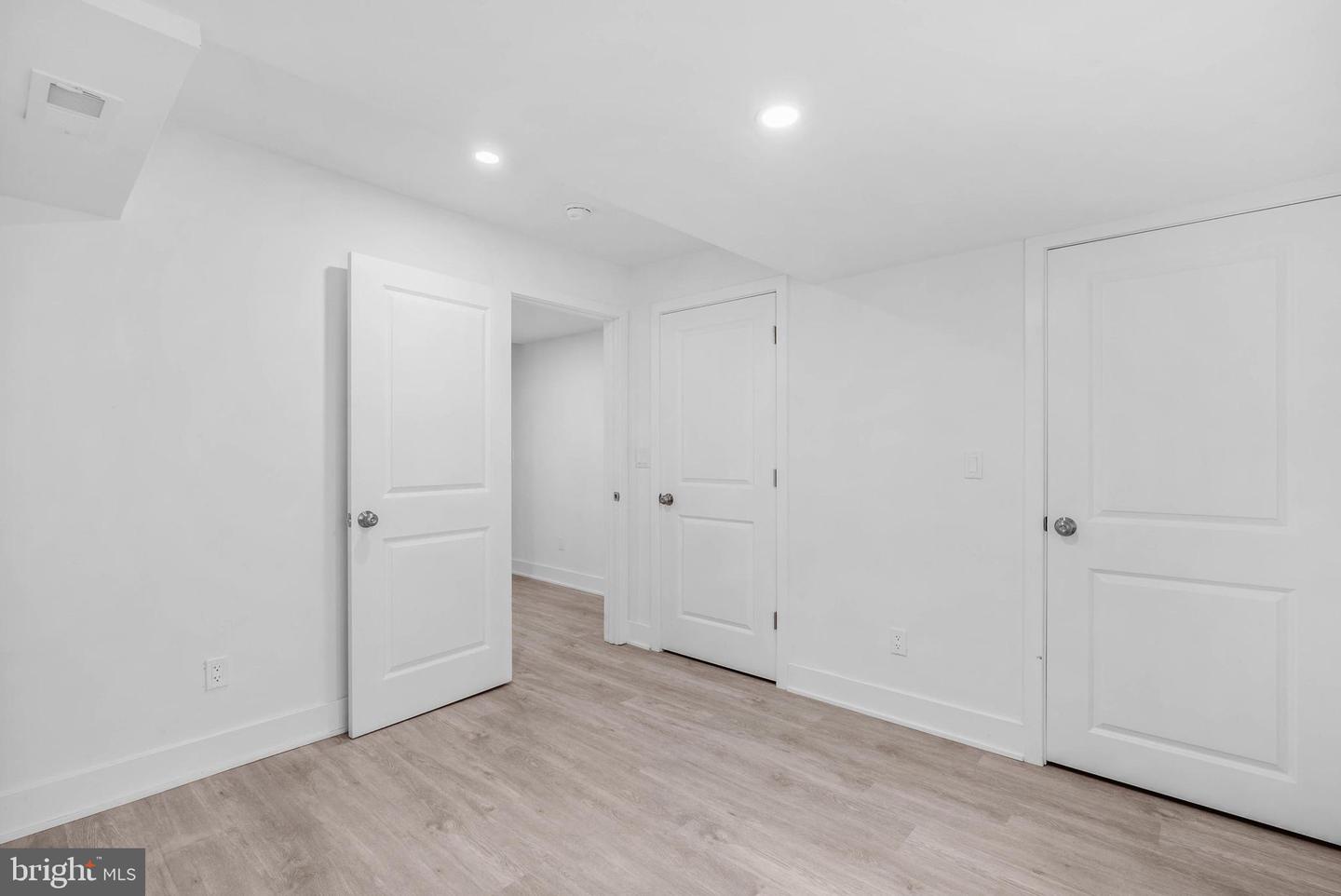 10 W Pomona St