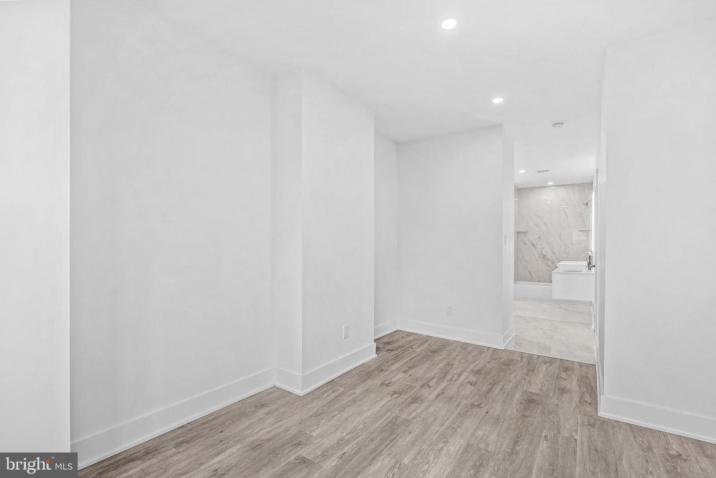 10 W Pomona St