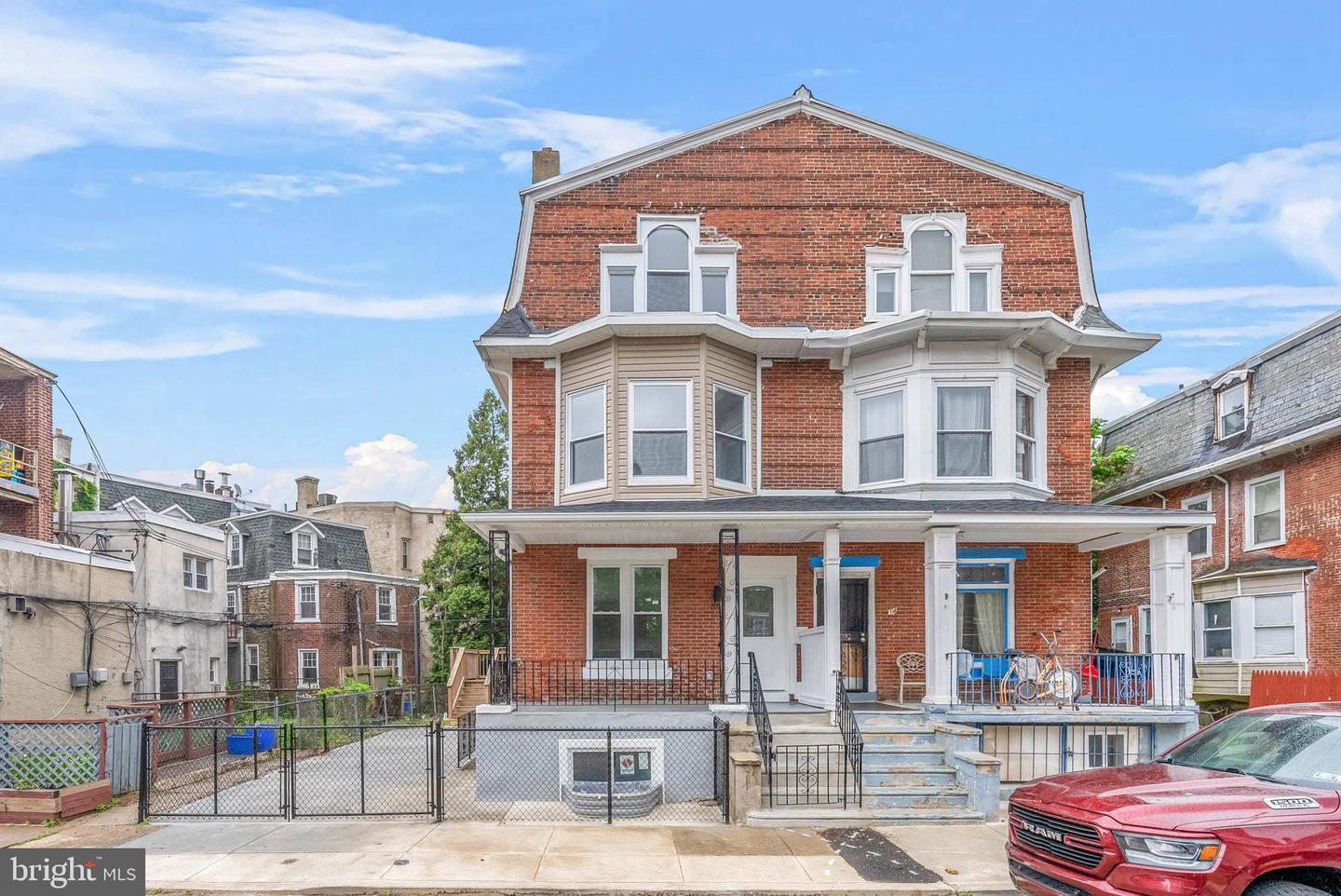10 W Pomona St