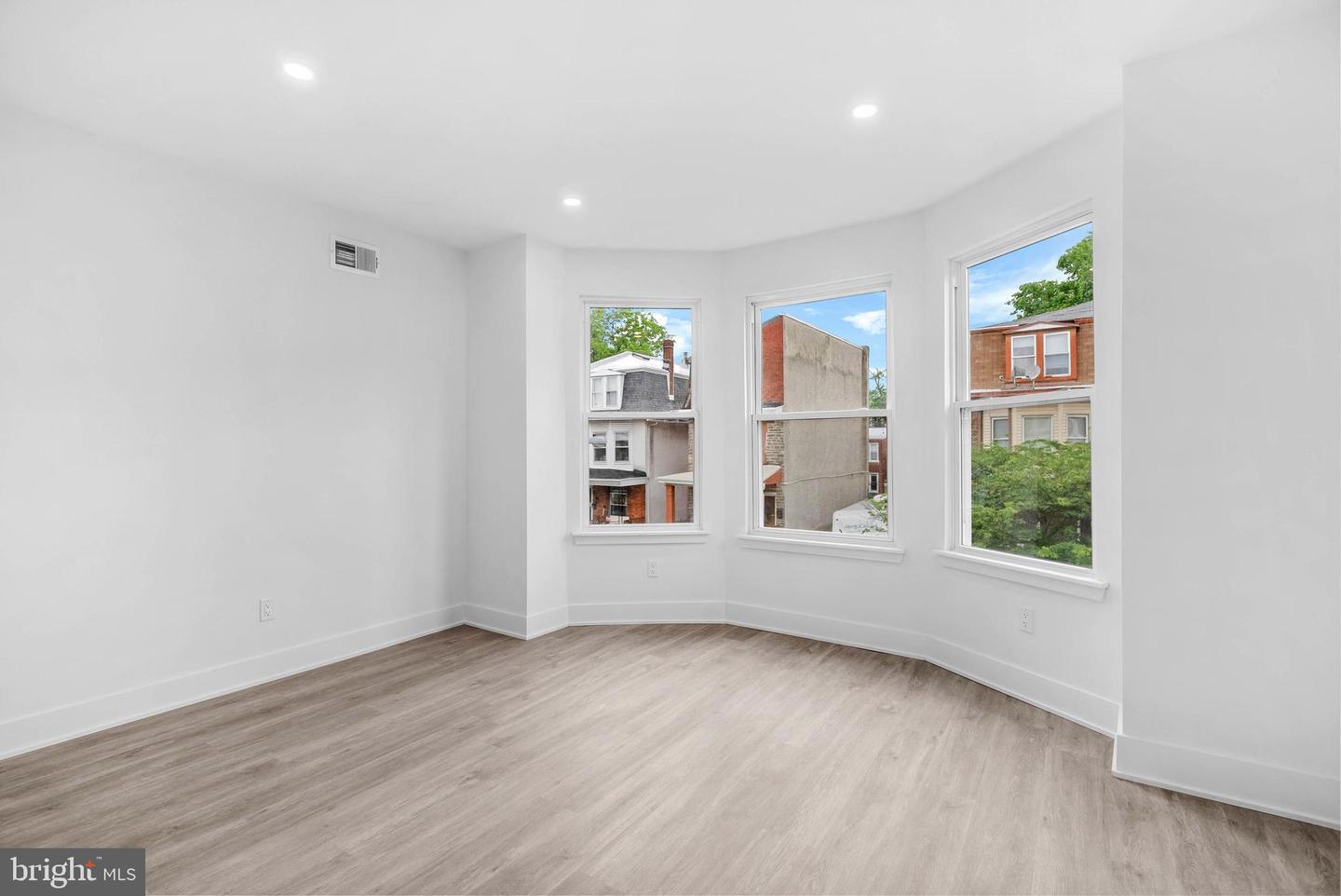 10 W Pomona St