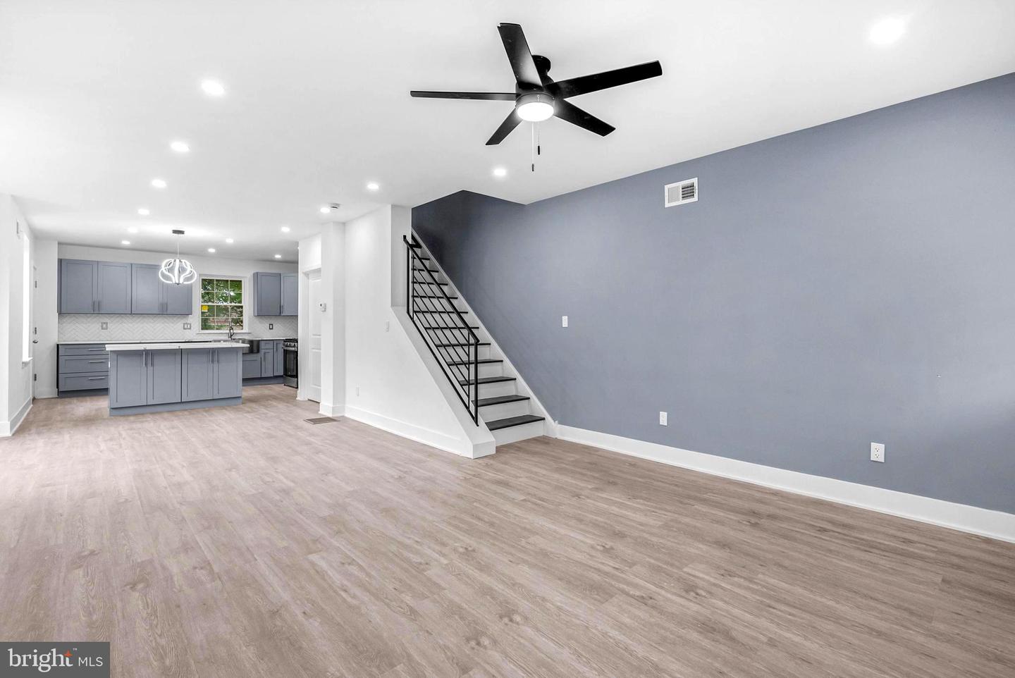 10 W Pomona St