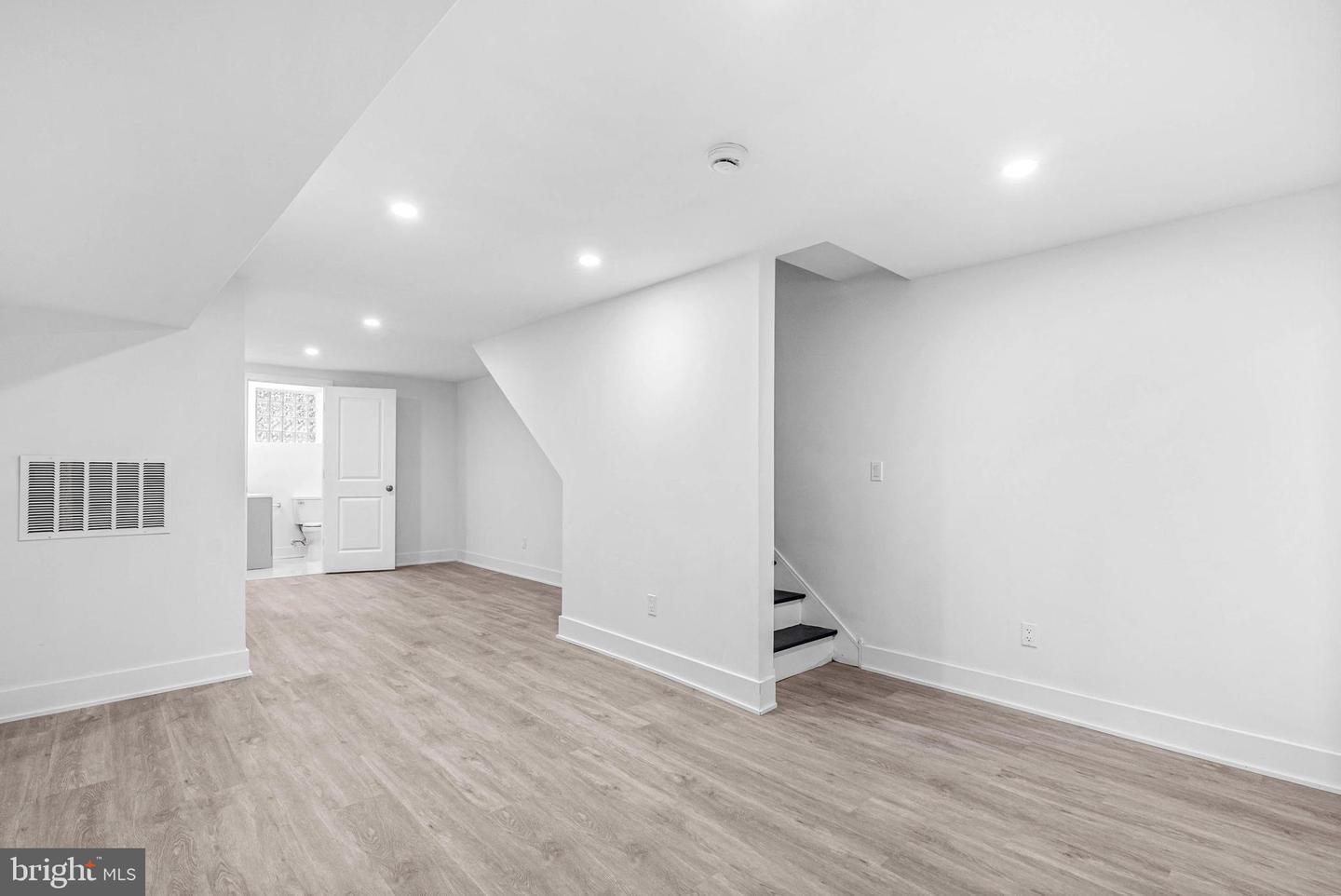 10 W Pomona St