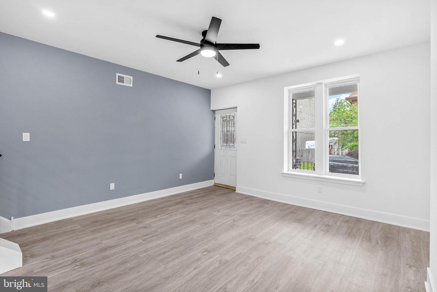 10 W Pomona St