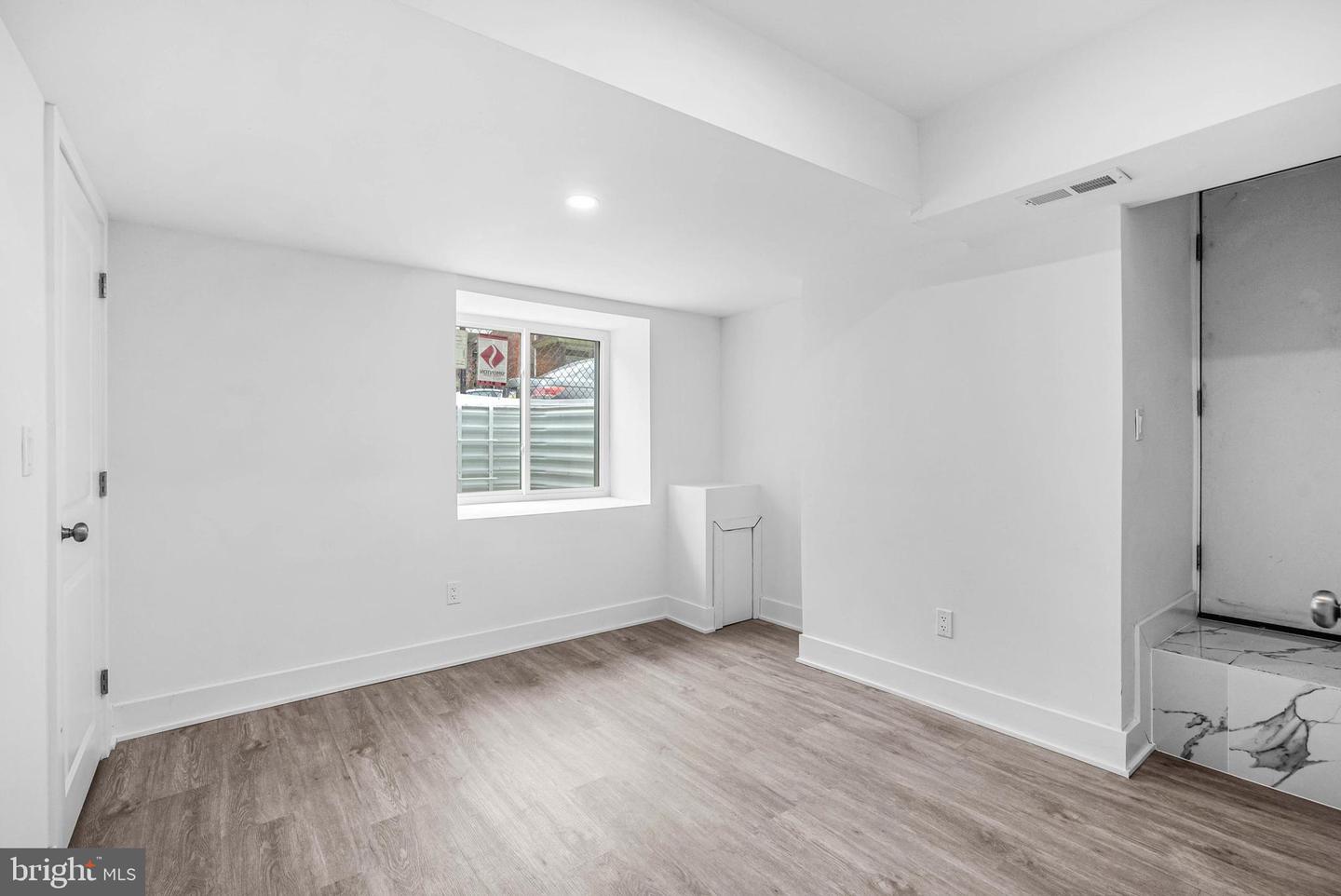 10 W Pomona St