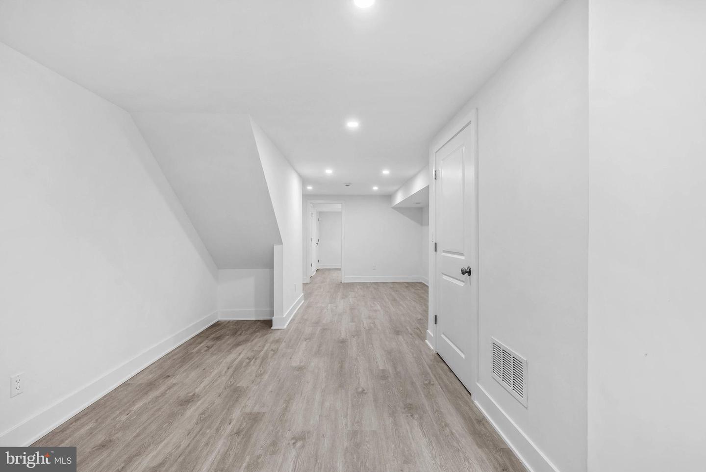 10 W Pomona St
