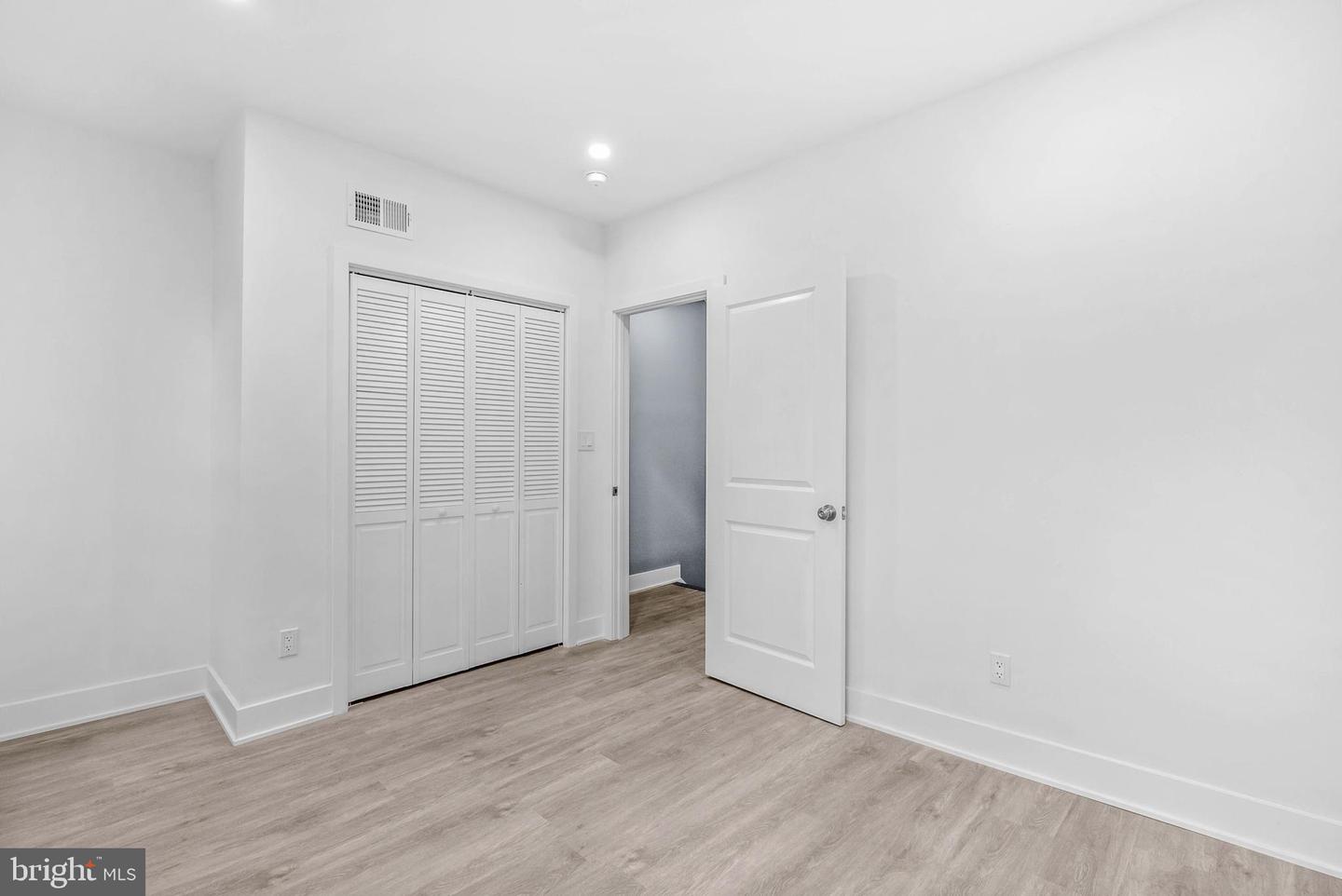10 W Pomona St
