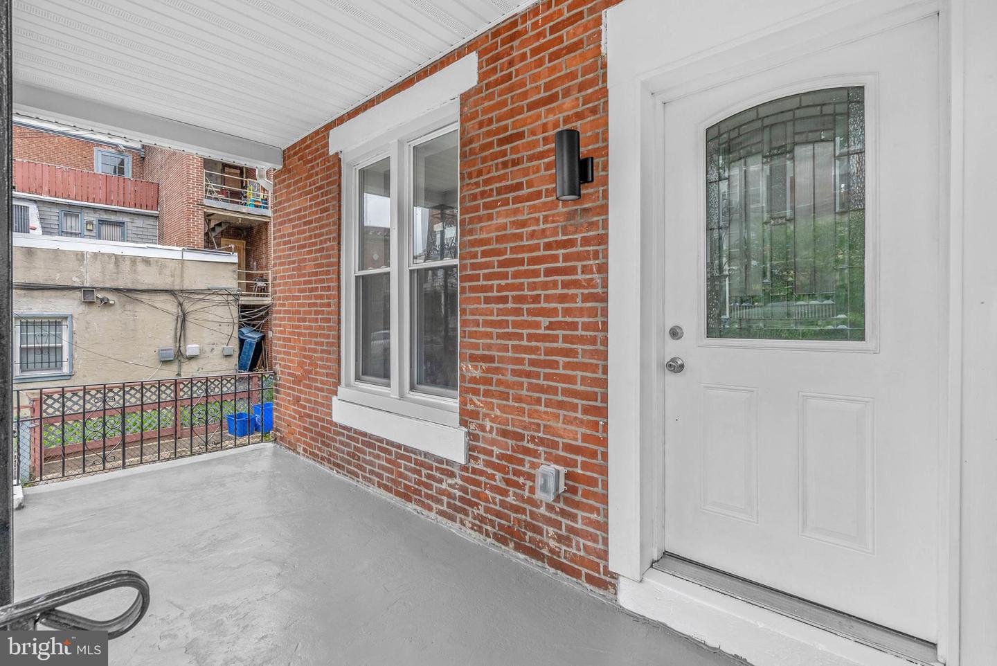 10 W Pomona St