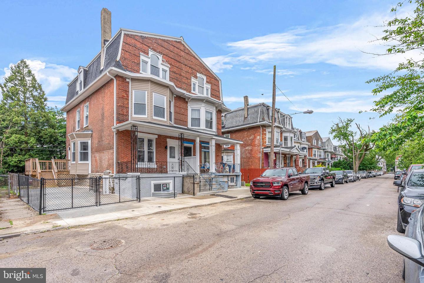 10 W Pomona St