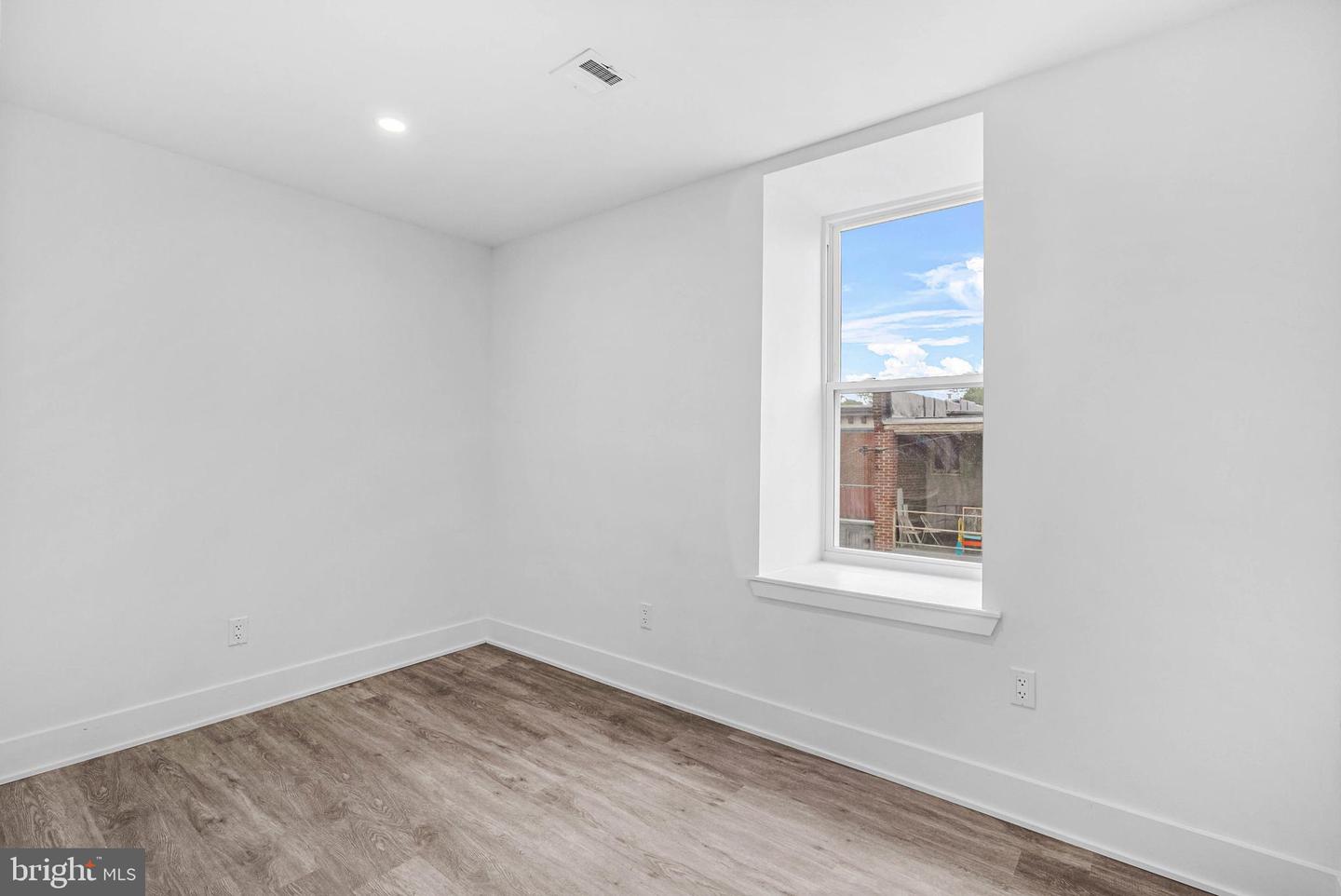 10 W Pomona St