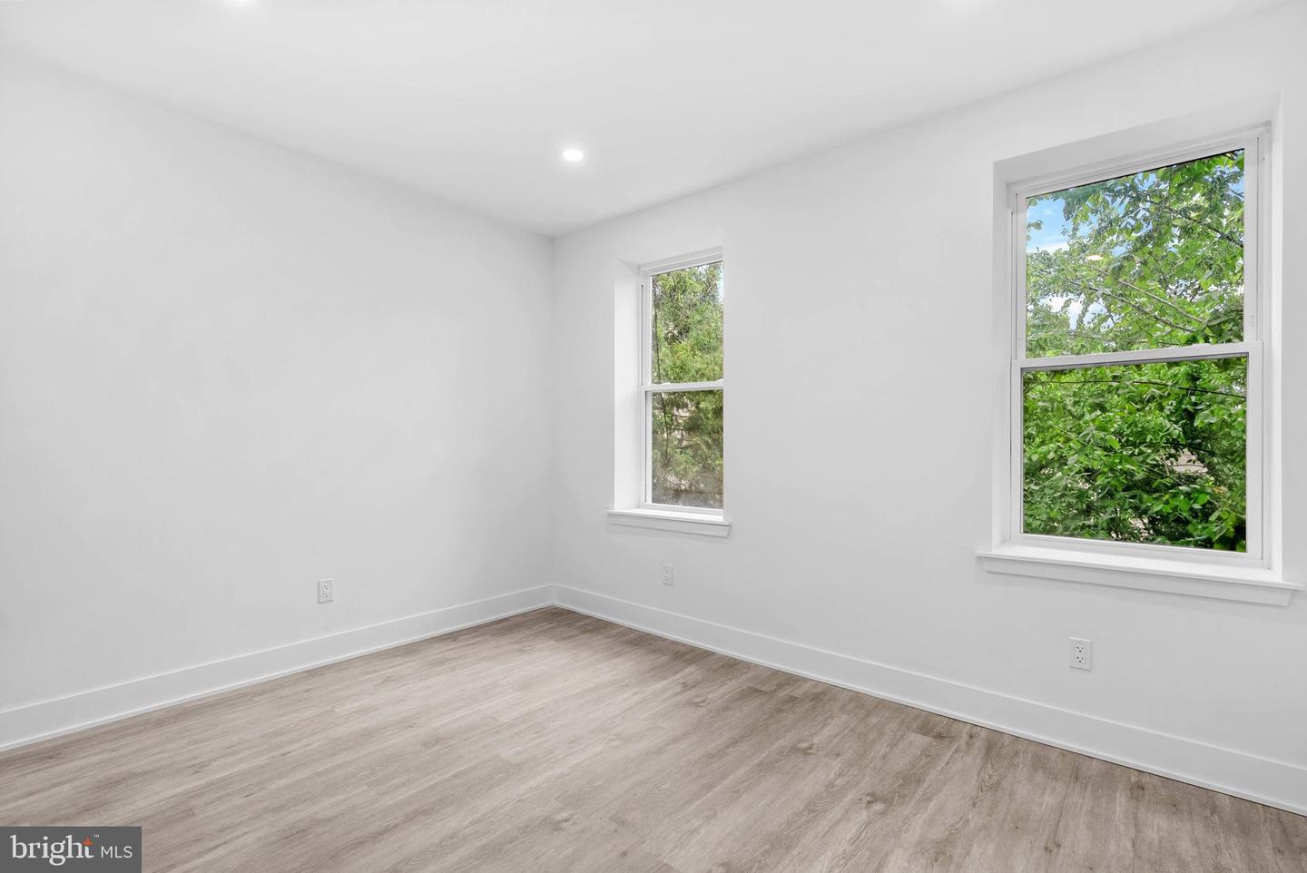 10 W Pomona St
