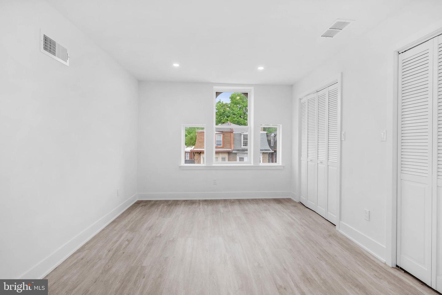 10 W Pomona St