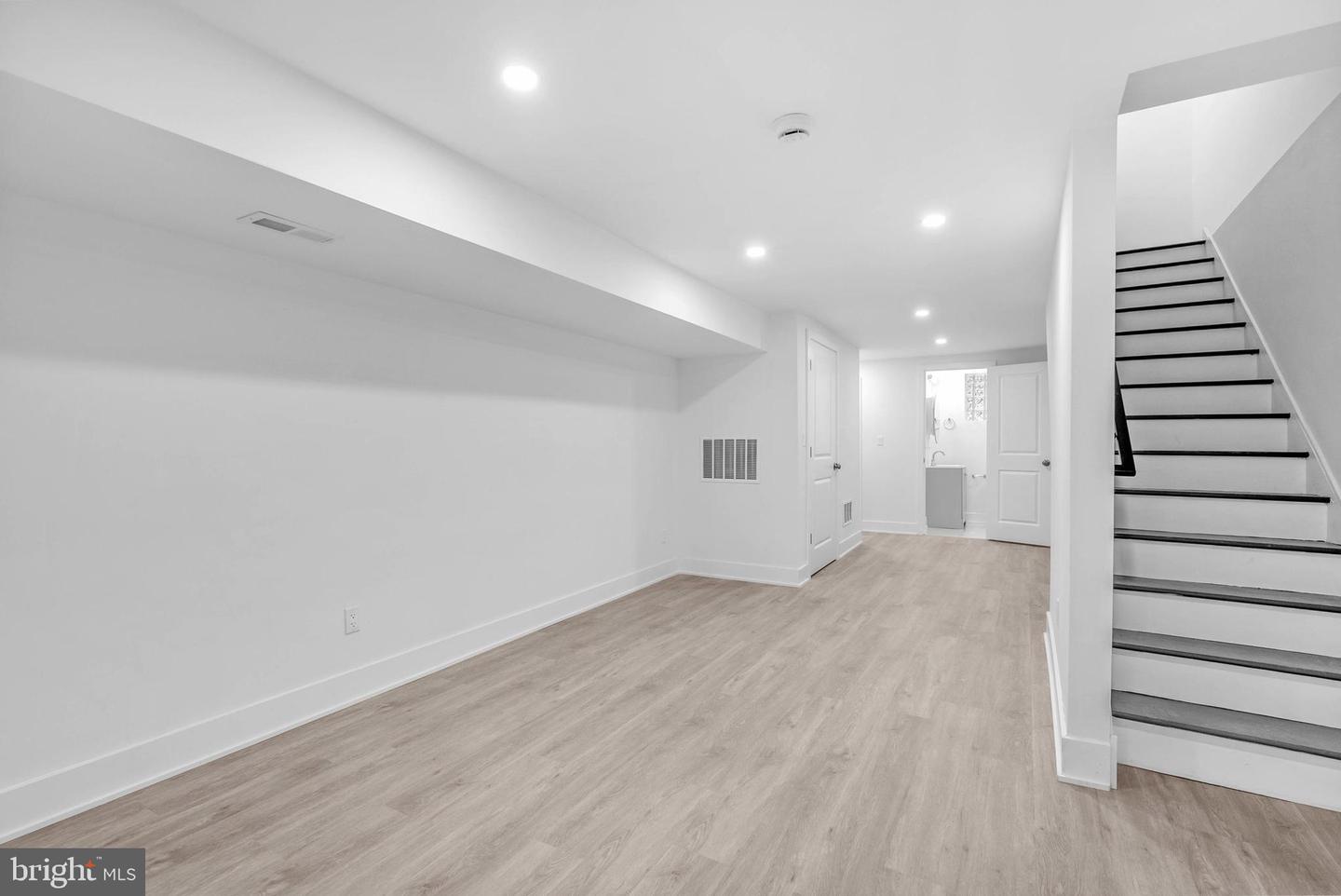10 W Pomona St