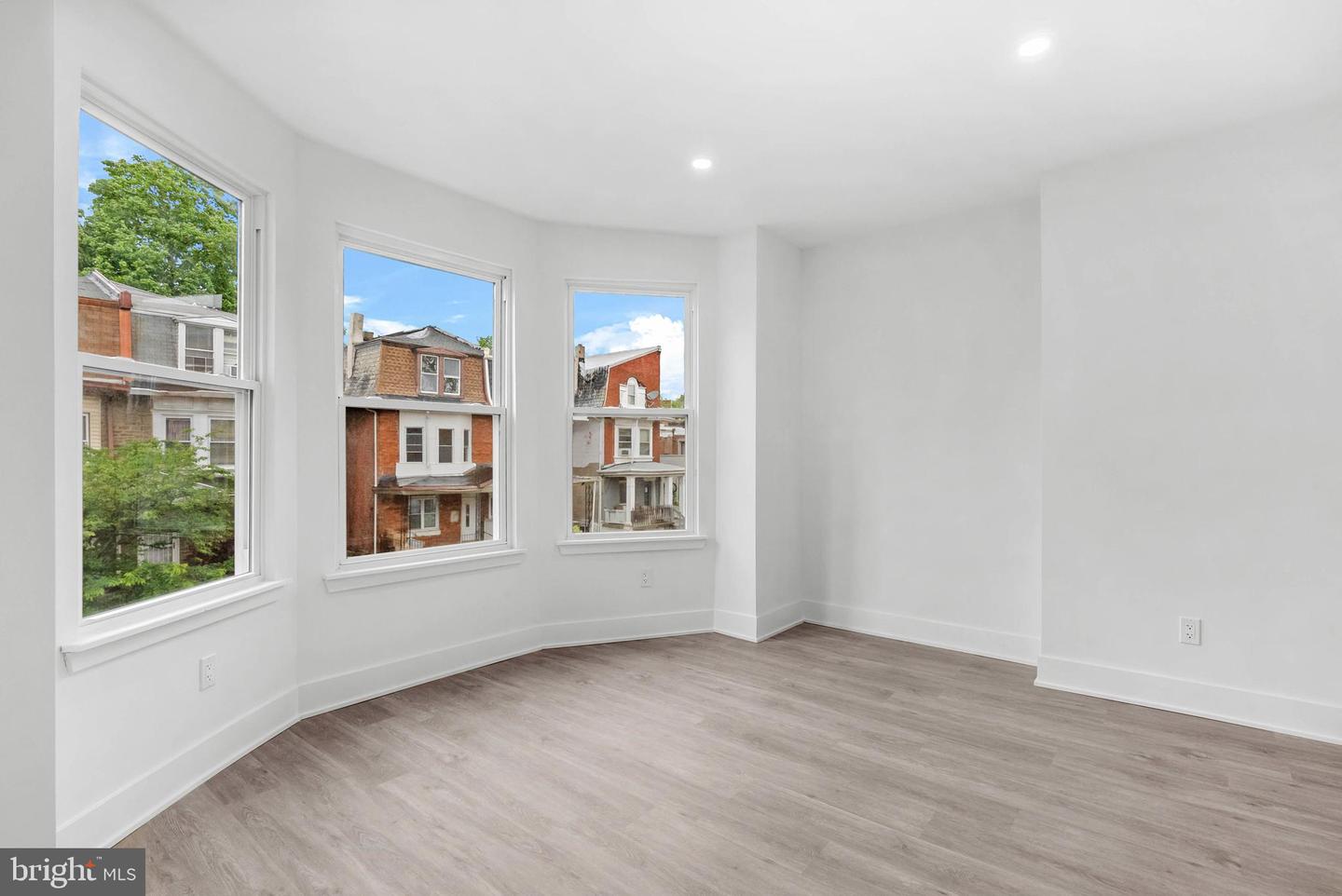 10 W Pomona St