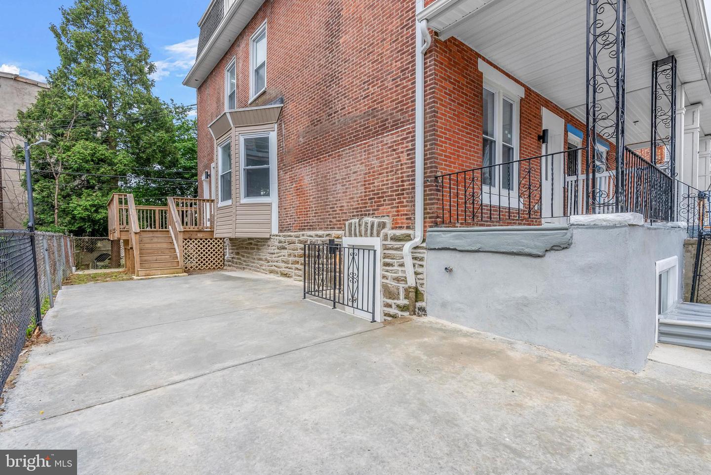 10 W Pomona St