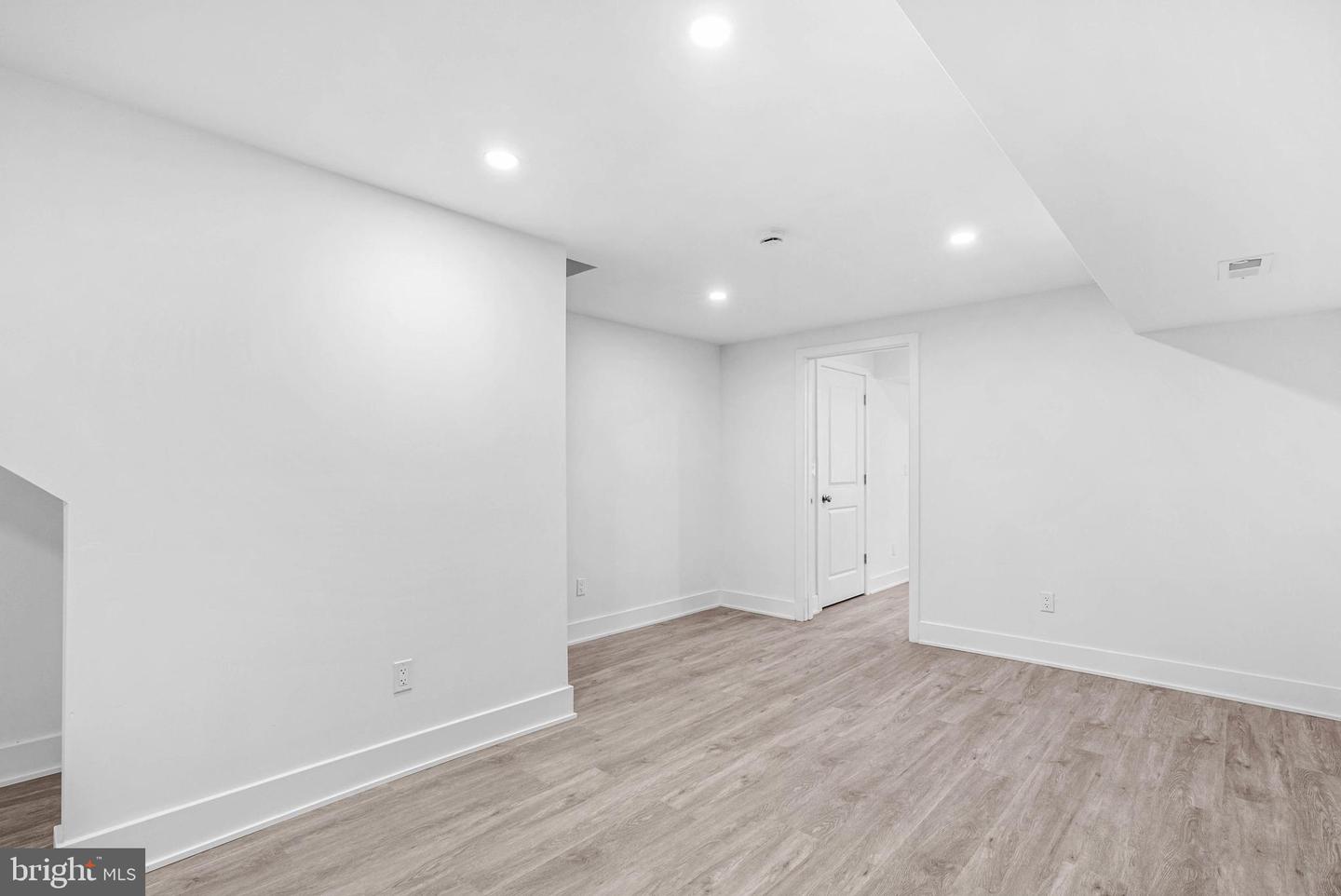 10 W Pomona St