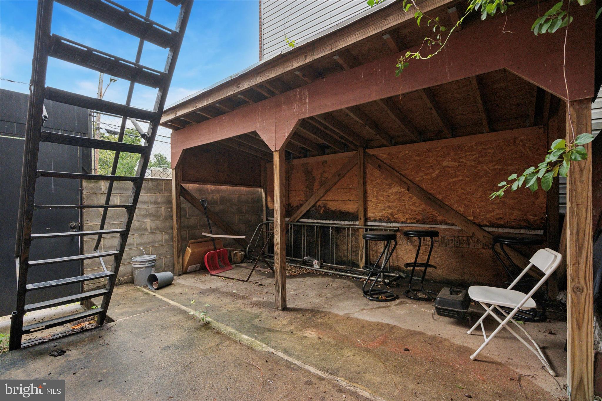 1900 W DIAMOND STREET