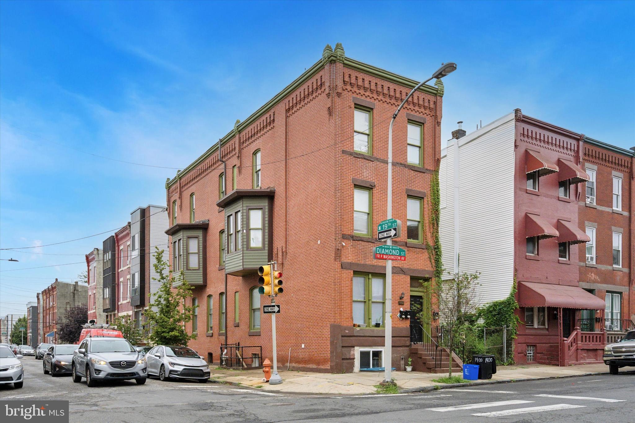 1900 W DIAMOND STREET