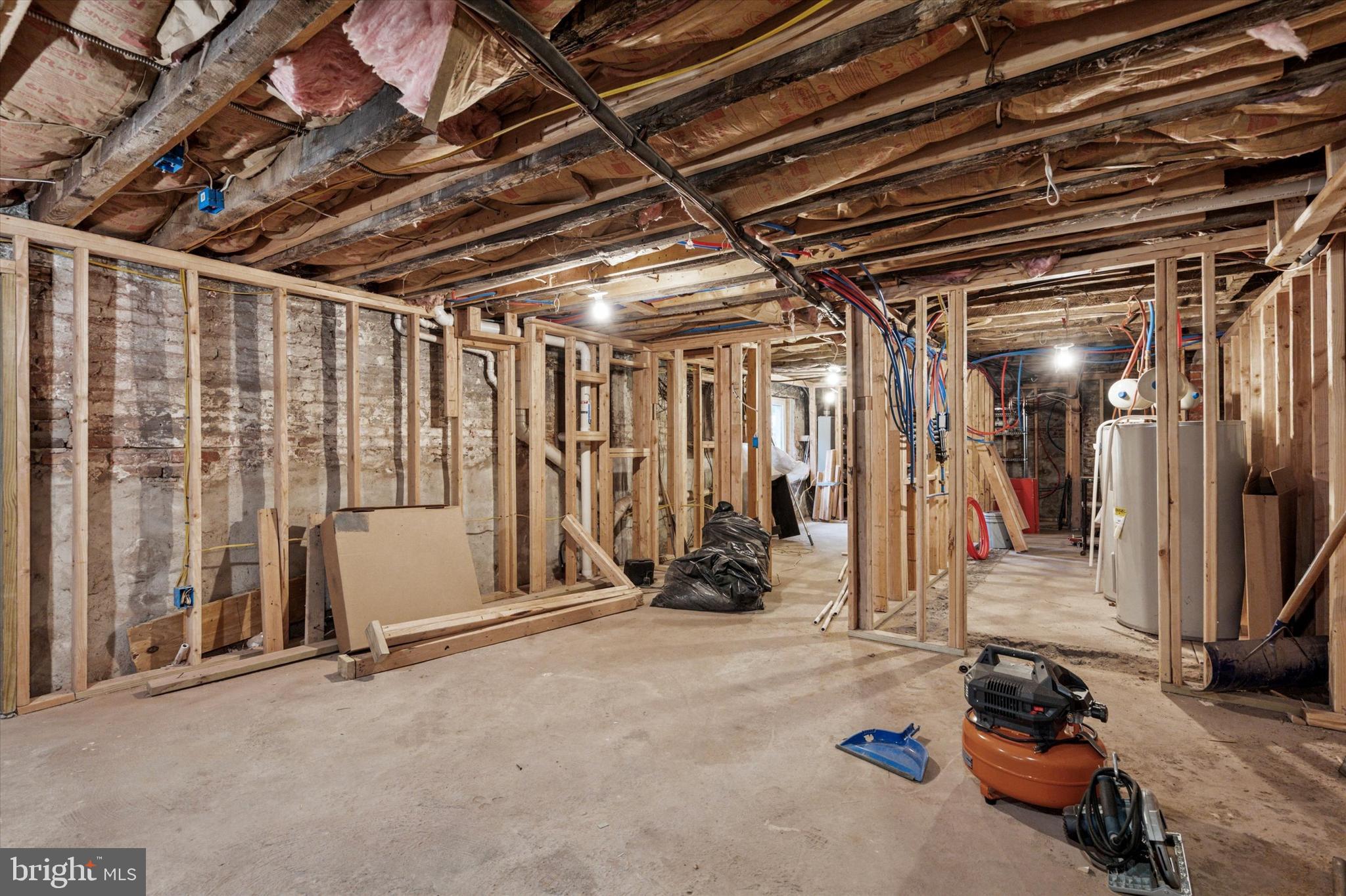 1900 W DIAMOND STREET