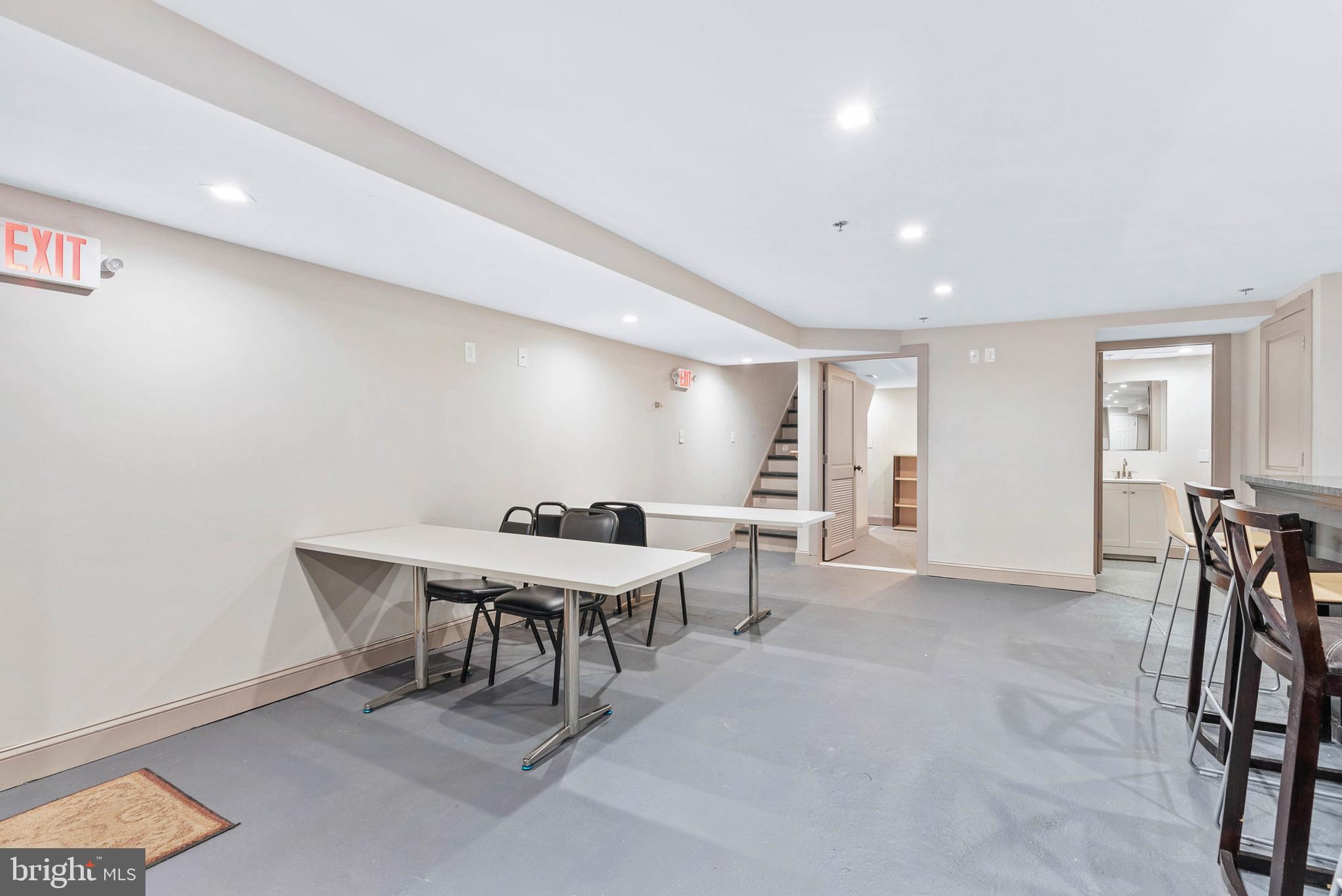 1537 S 6TH STREET