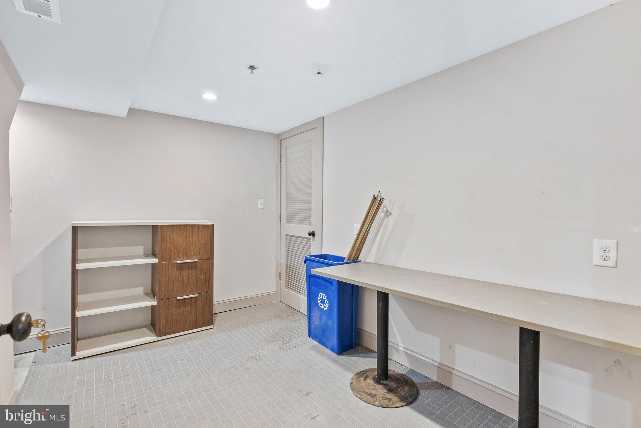 1537 S 6TH STREET
