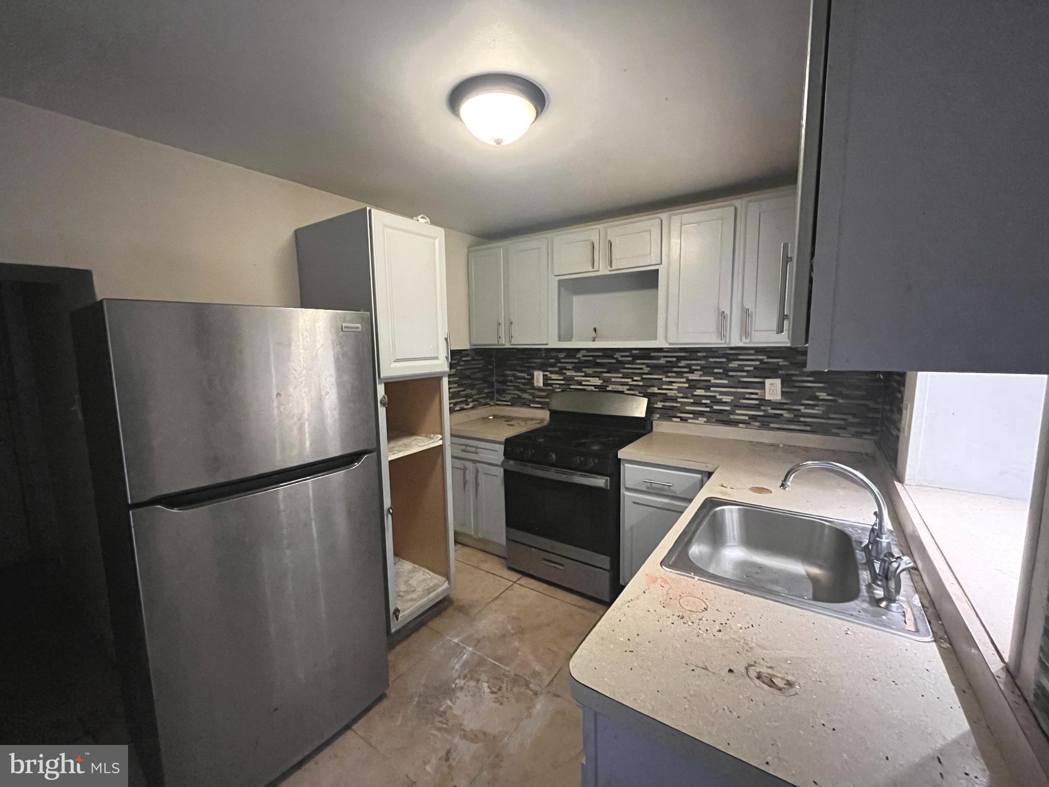 2035 W OXFORD STREET