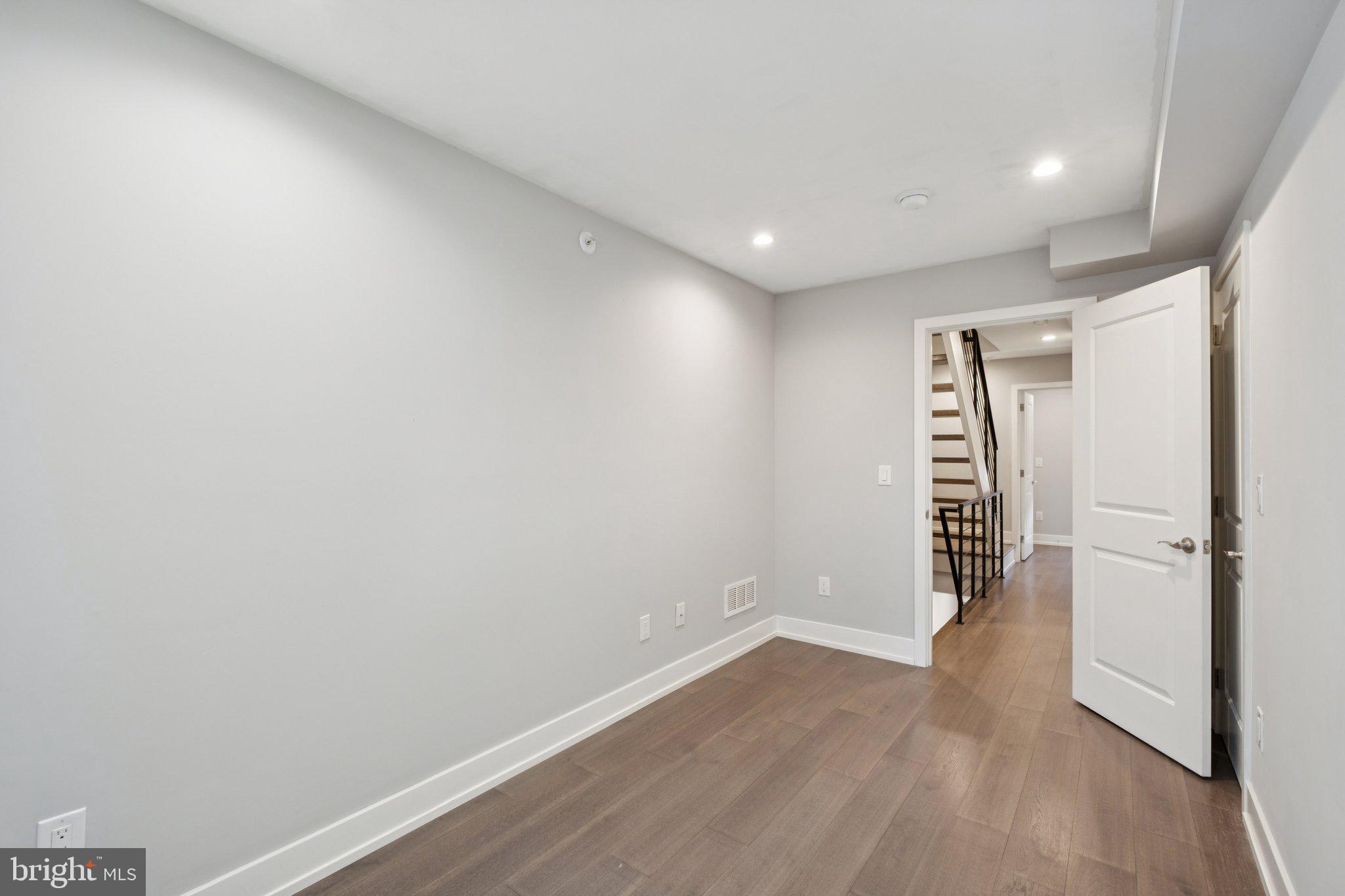 1533 S LAMBERT STREET