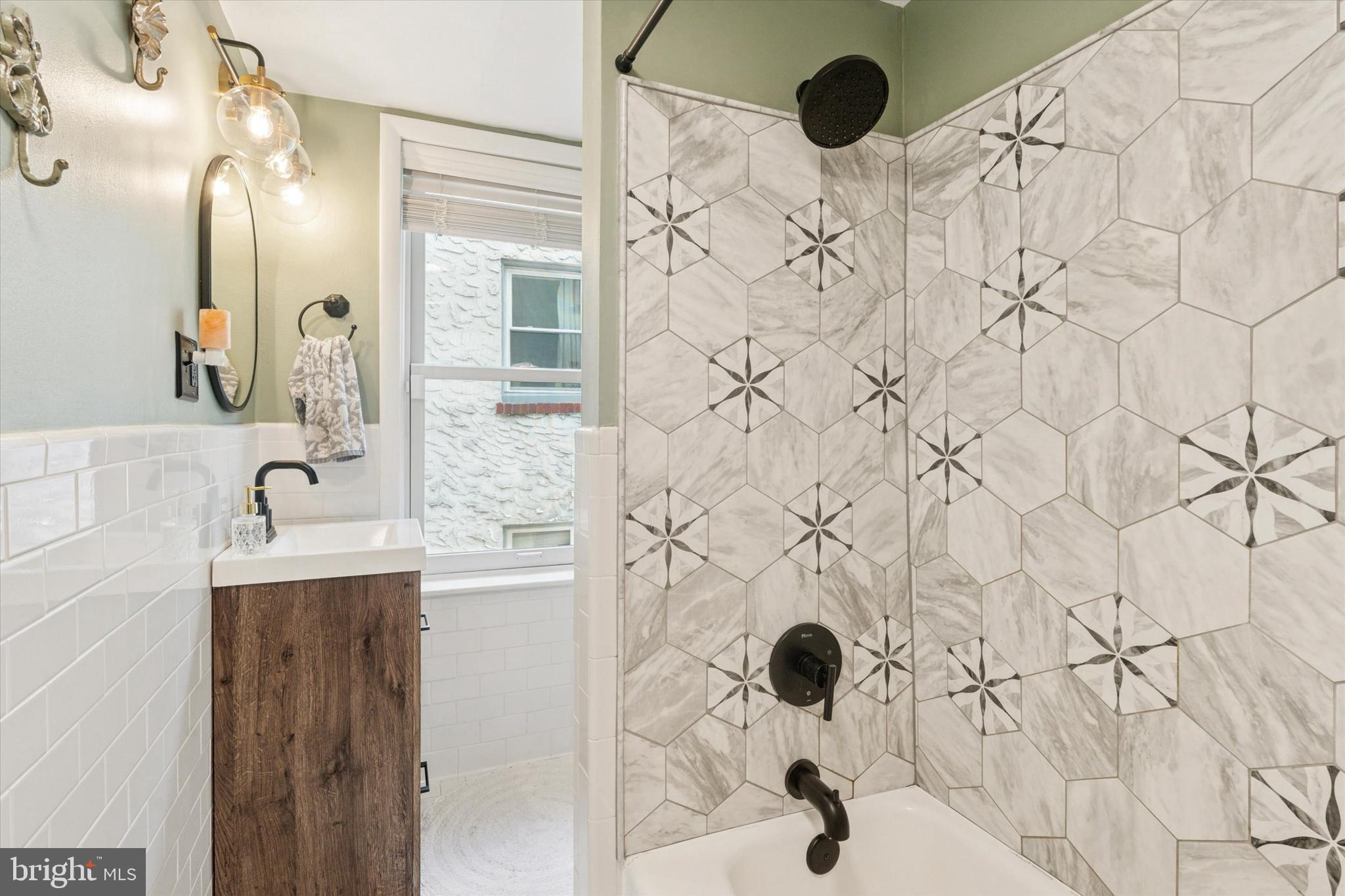 1136 WAVERLY STREET 1R