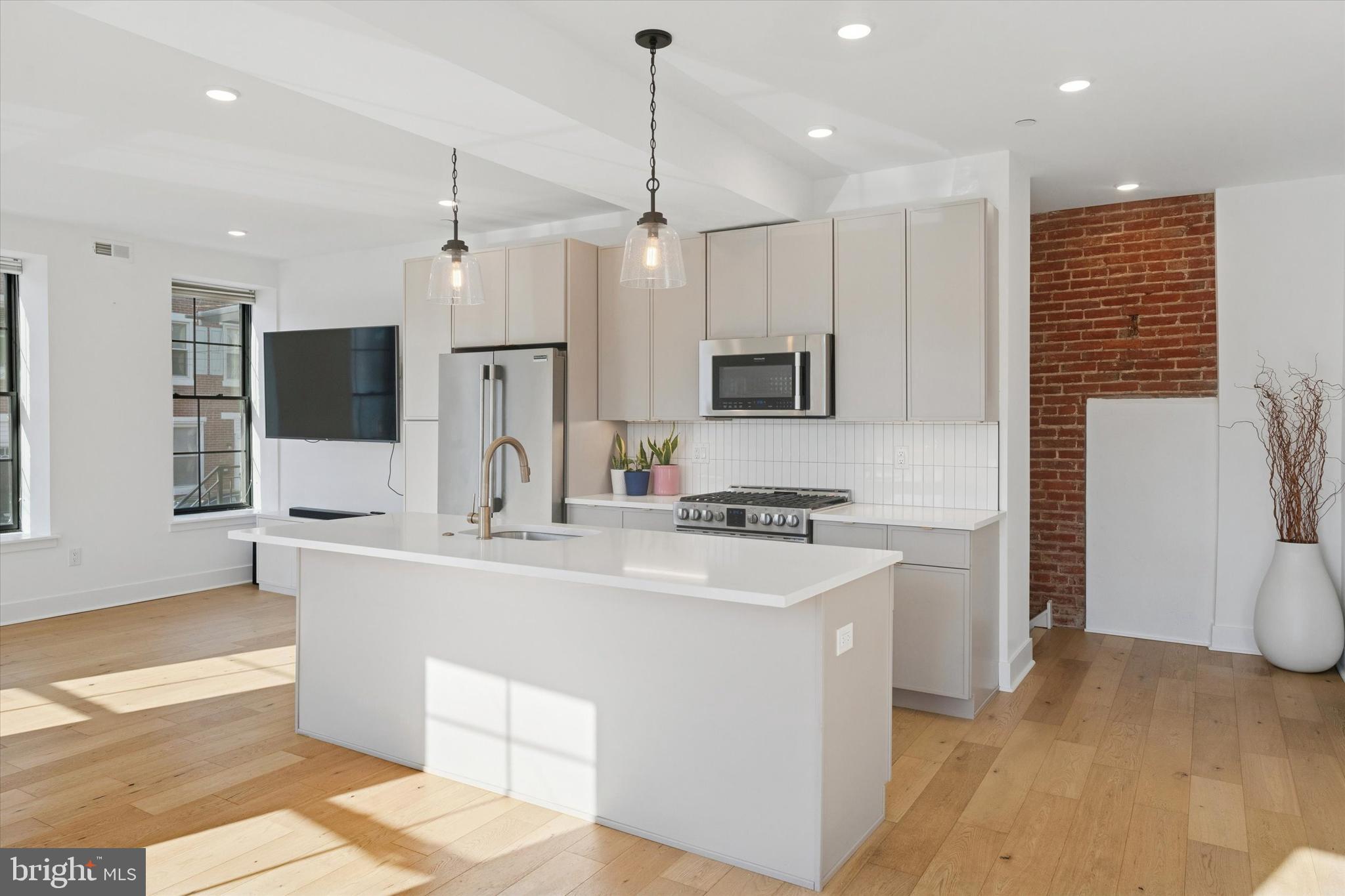 2141 E HAGERT STREET B