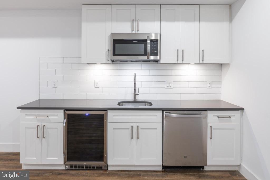 2531 W GIRARD AVENUE 1ST FLOOR