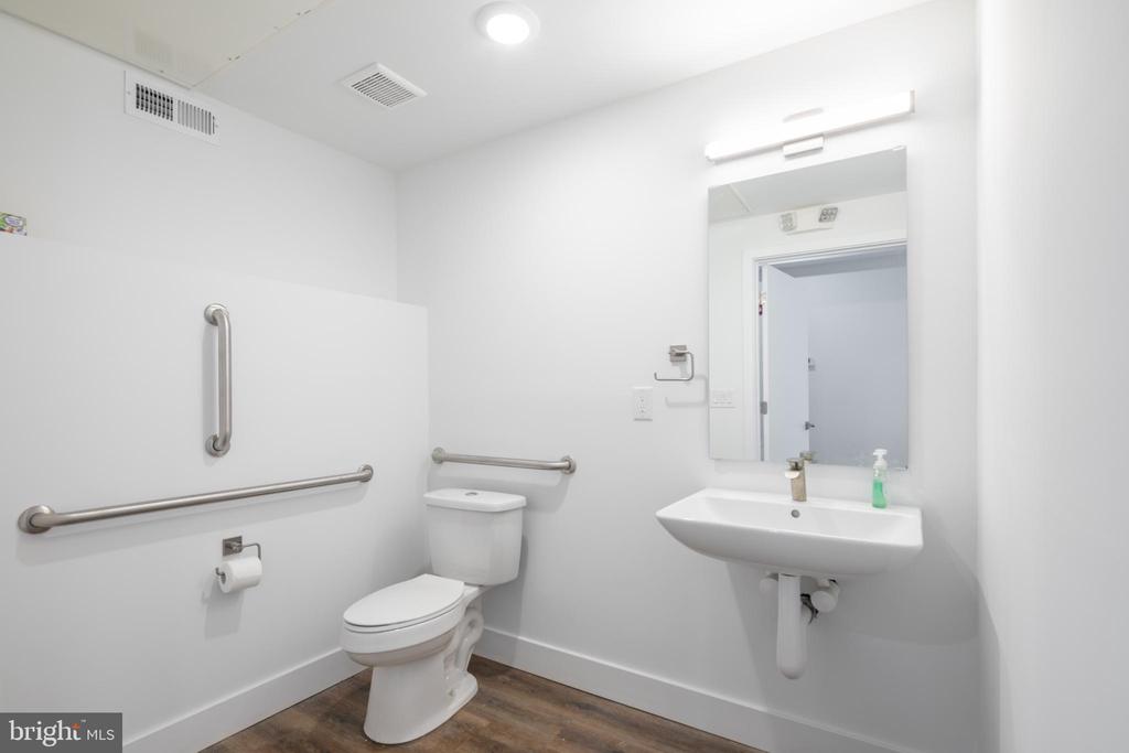 2531 W GIRARD AVENUE 1ST FLOOR