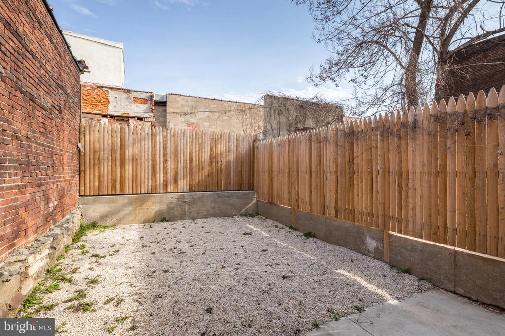 2531 W GIRARD AVENUE 1ST FLOOR