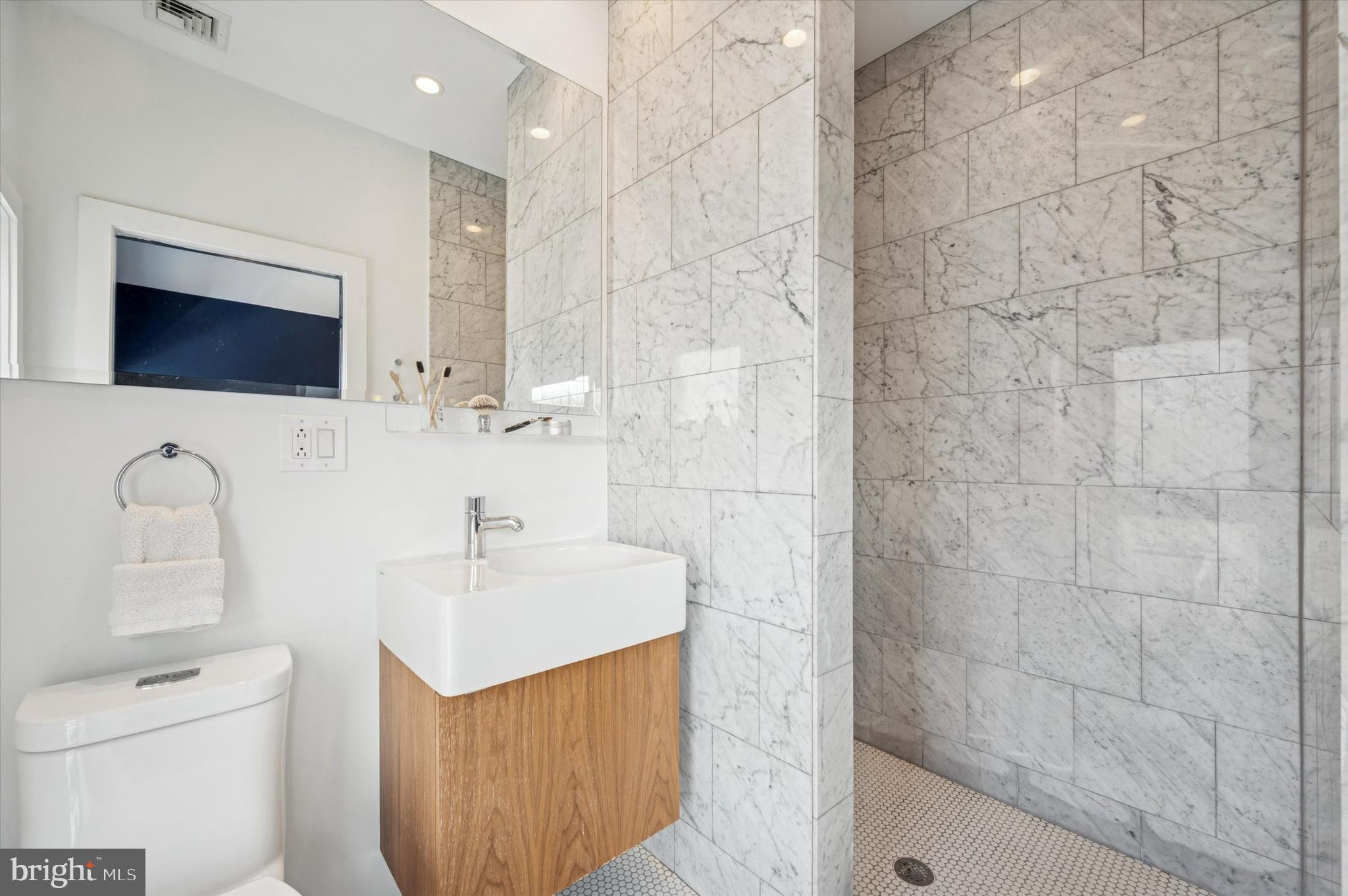 953 N AMERICAN STREET