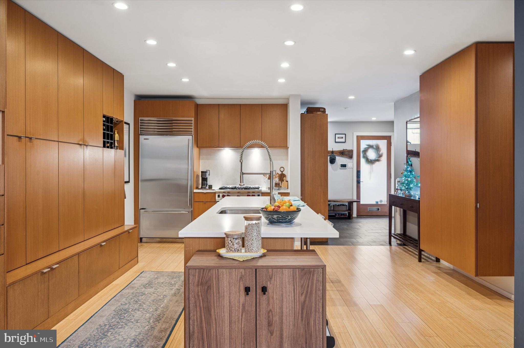 953 N AMERICAN STREET