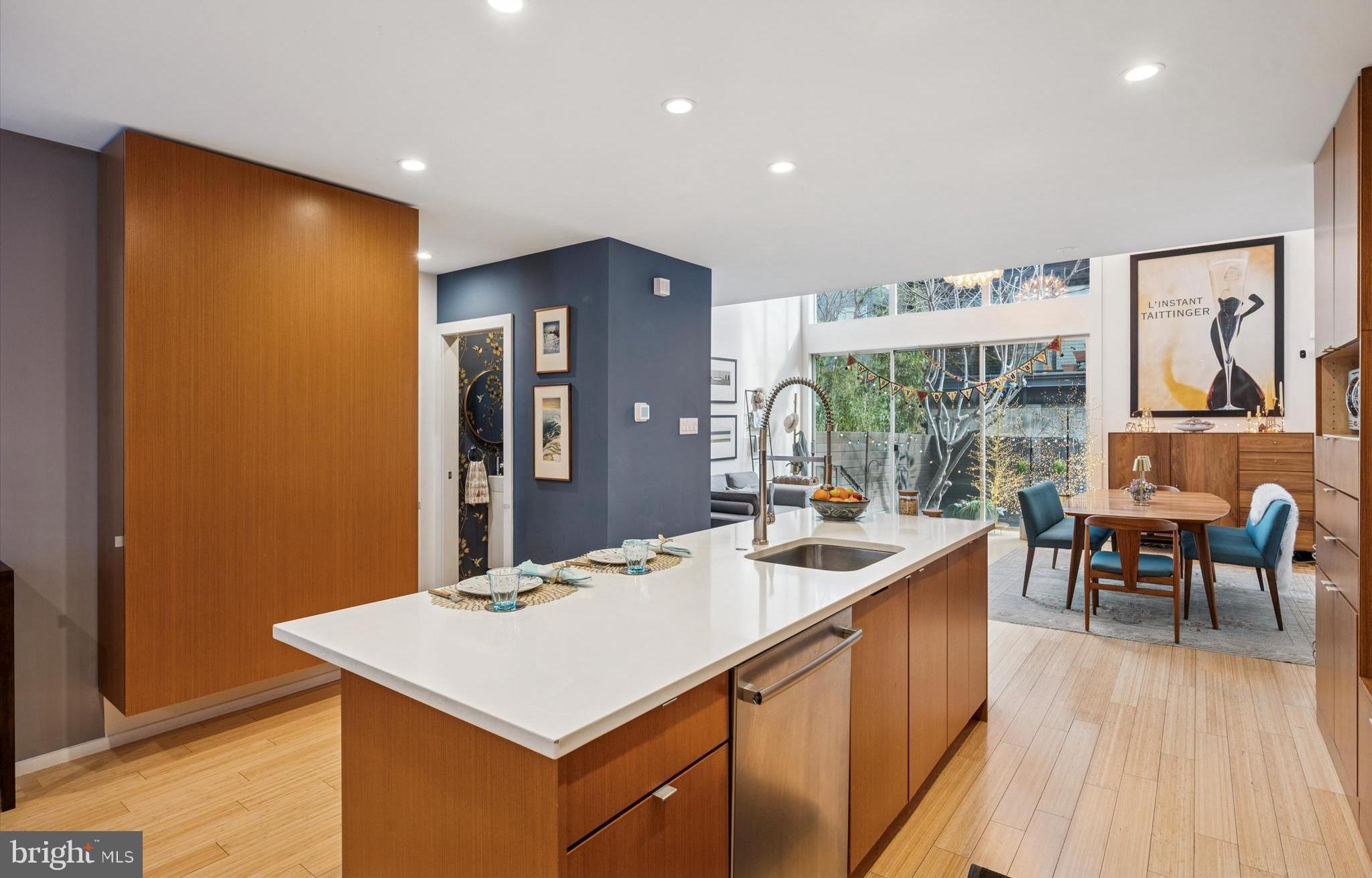 953 N AMERICAN STREET