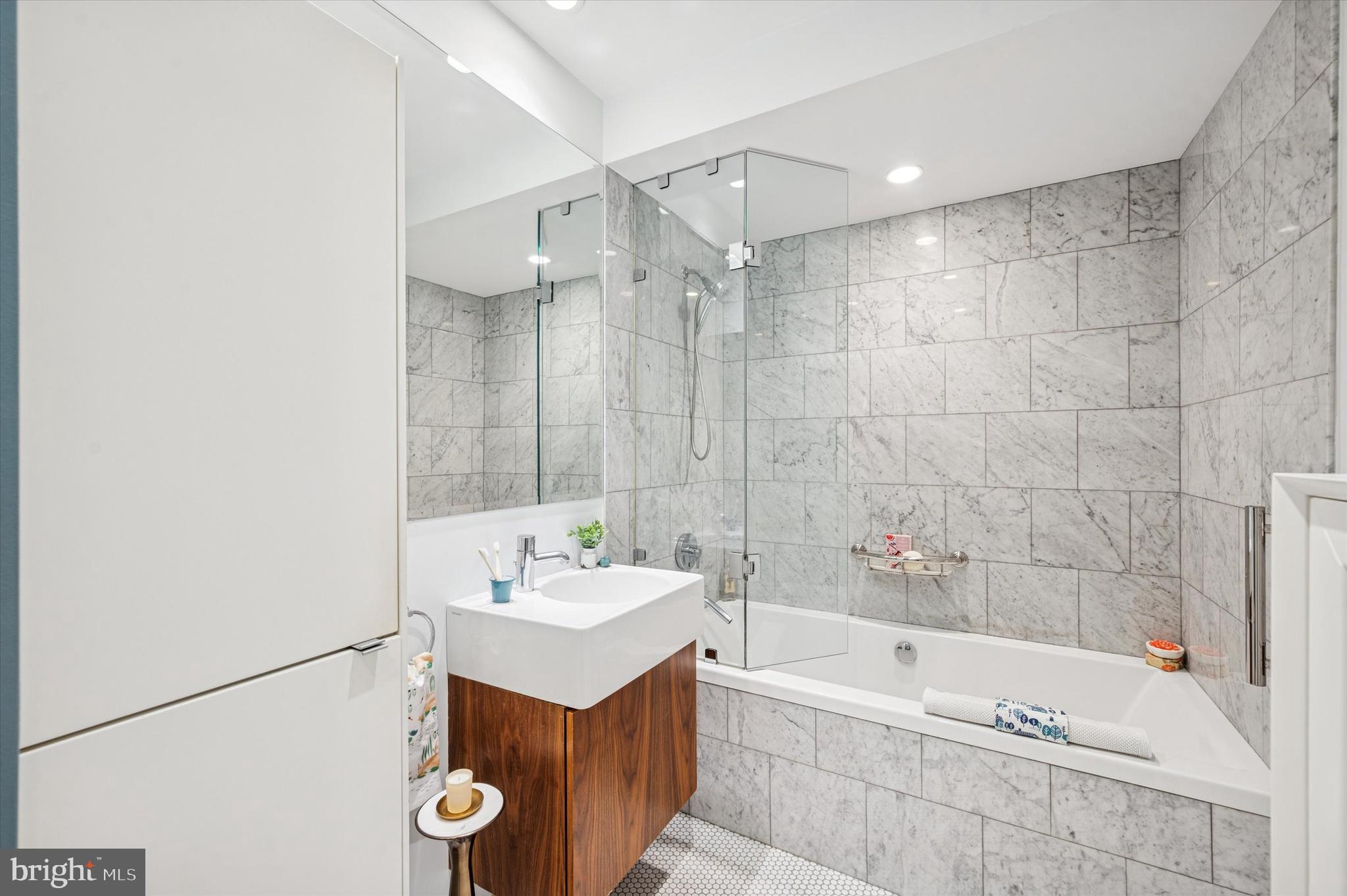 953 N AMERICAN STREET