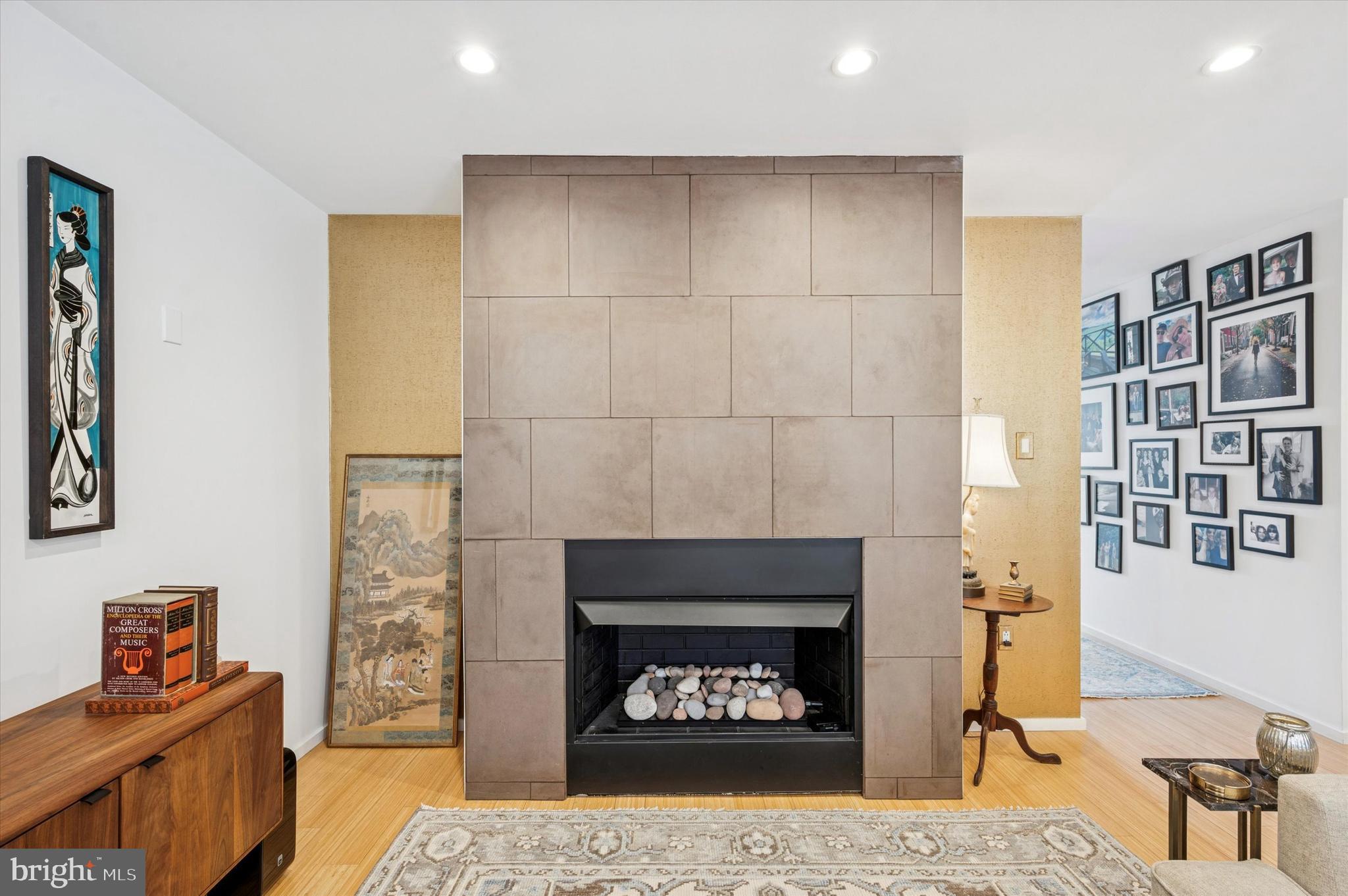 953 N AMERICAN STREET