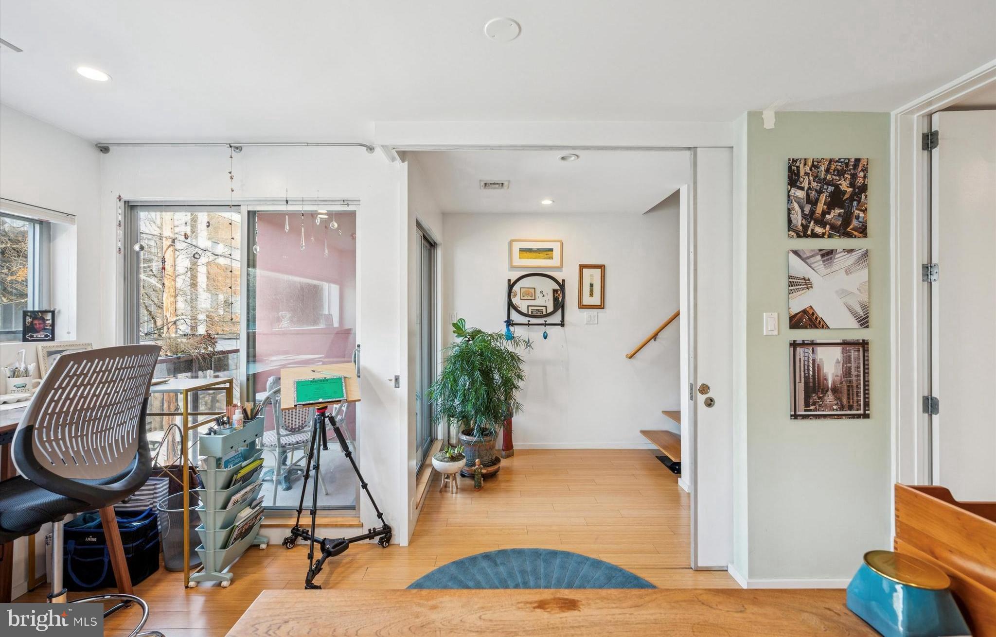 953 N AMERICAN STREET