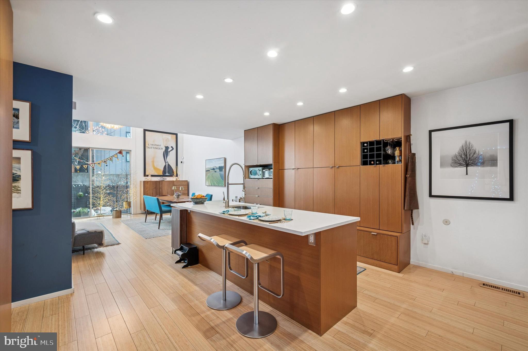 953 N AMERICAN STREET