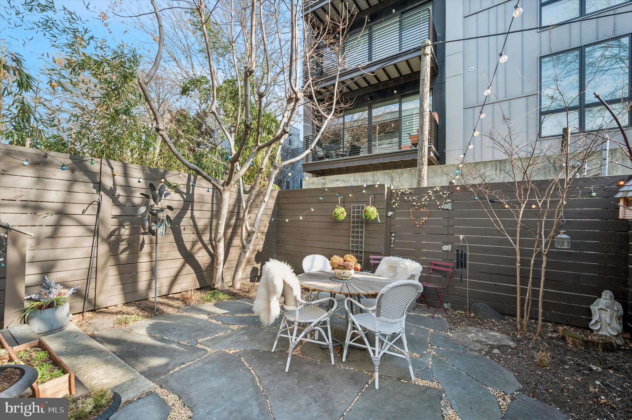 953 N AMERICAN STREET