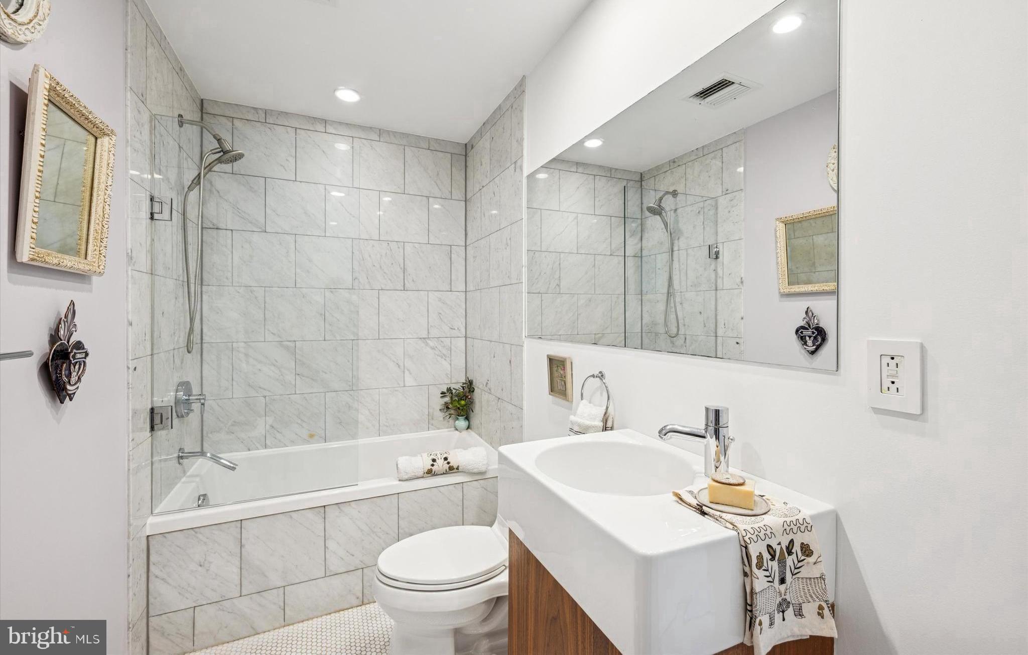 953 N AMERICAN STREET