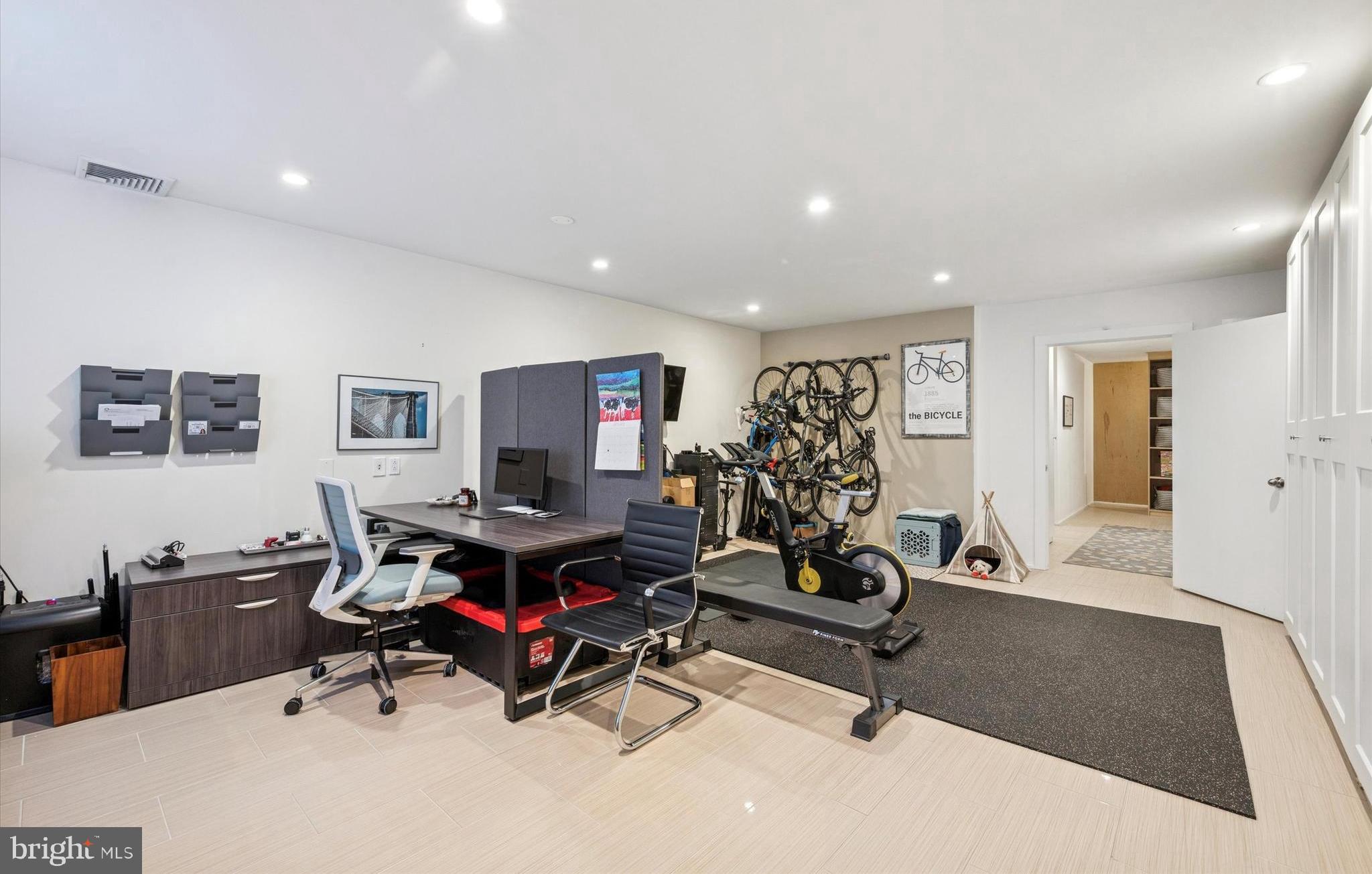 953 N AMERICAN STREET