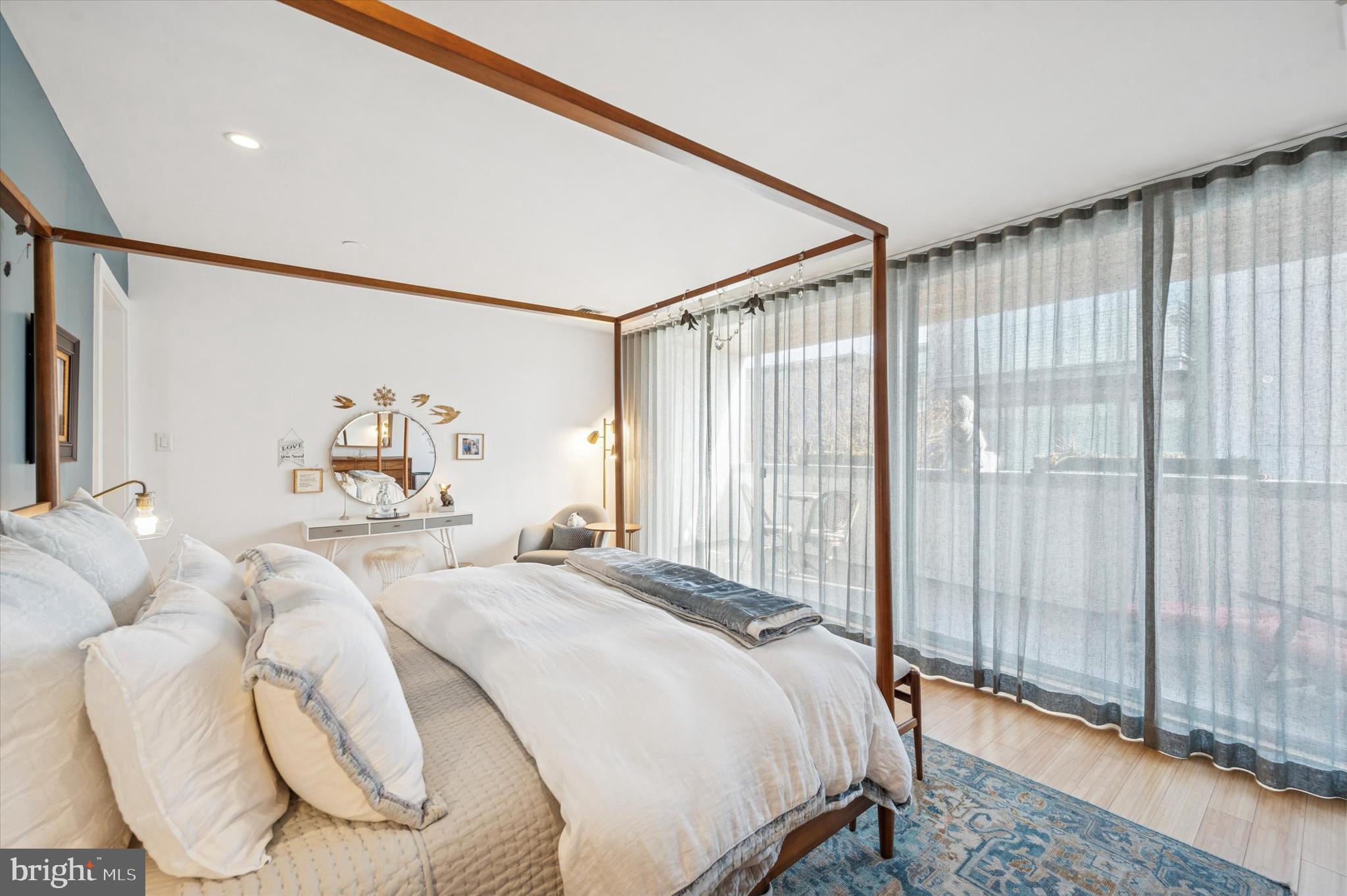 953 N AMERICAN STREET